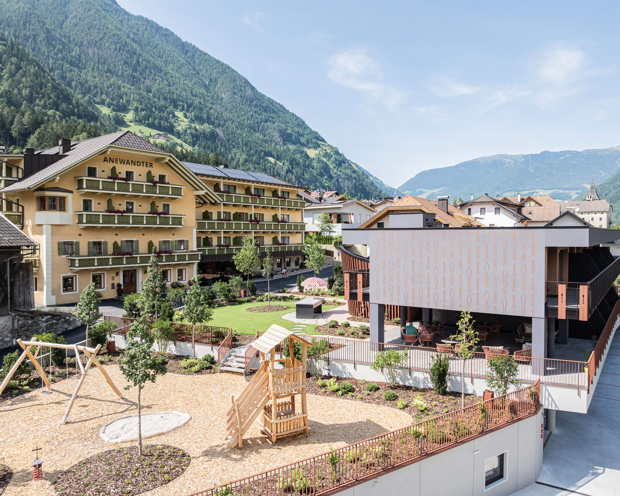 The Hotel Anewandter from the outside with the new building and garden