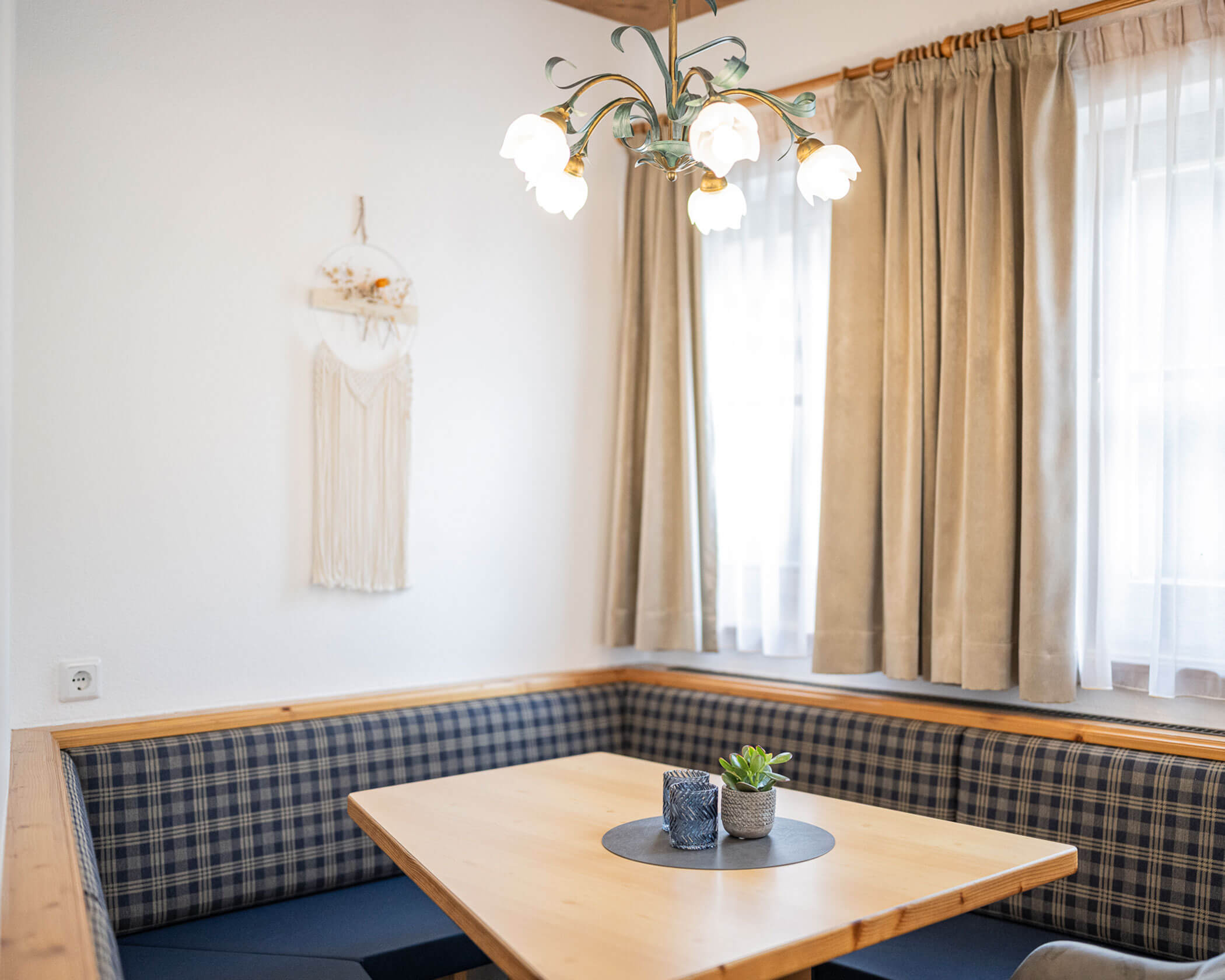 Eckbank mit Esstisch im Apartment Typ A - Hotel Anewandter