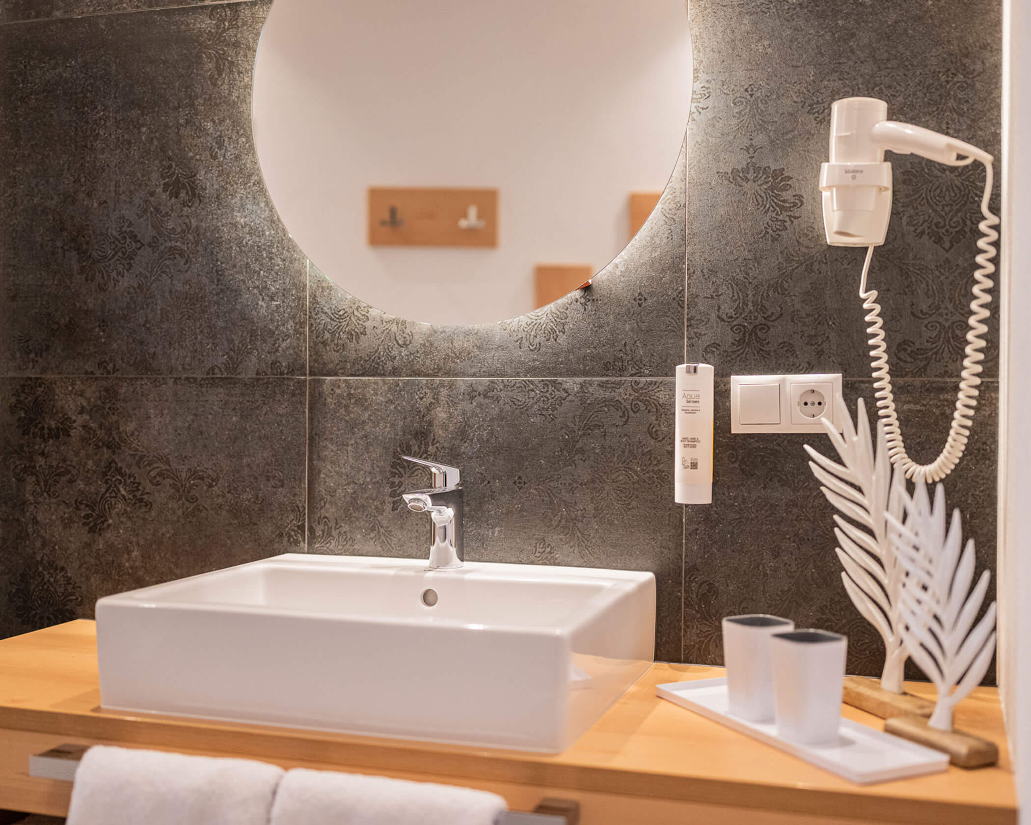 Badezimmer mit Waschbecken und Fön im Apartment Typ A - Hotel Anewandter