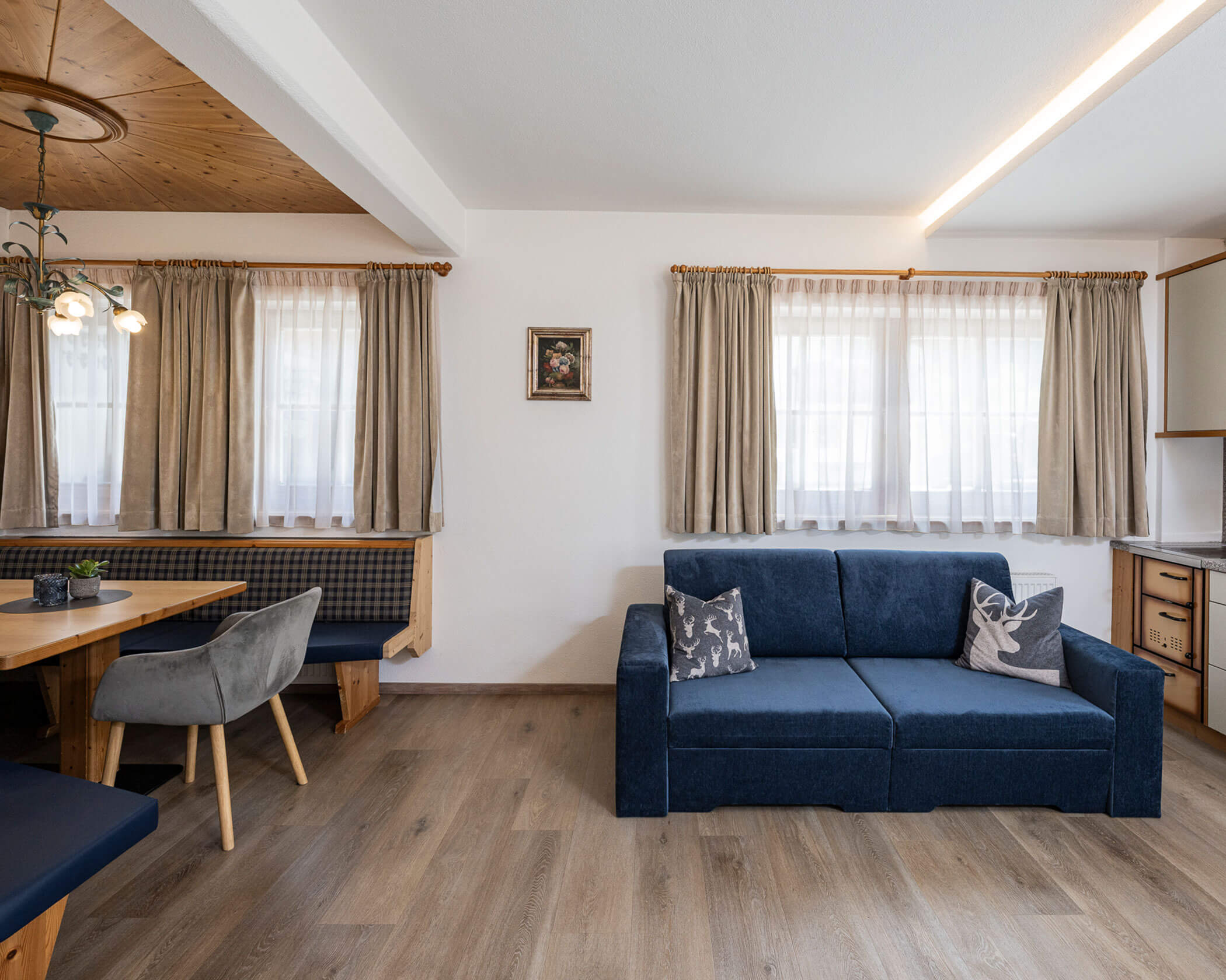 Wohn-Essbereich mit Sofa und Esstisch im Apartment Typ A - Hotel Anewandter