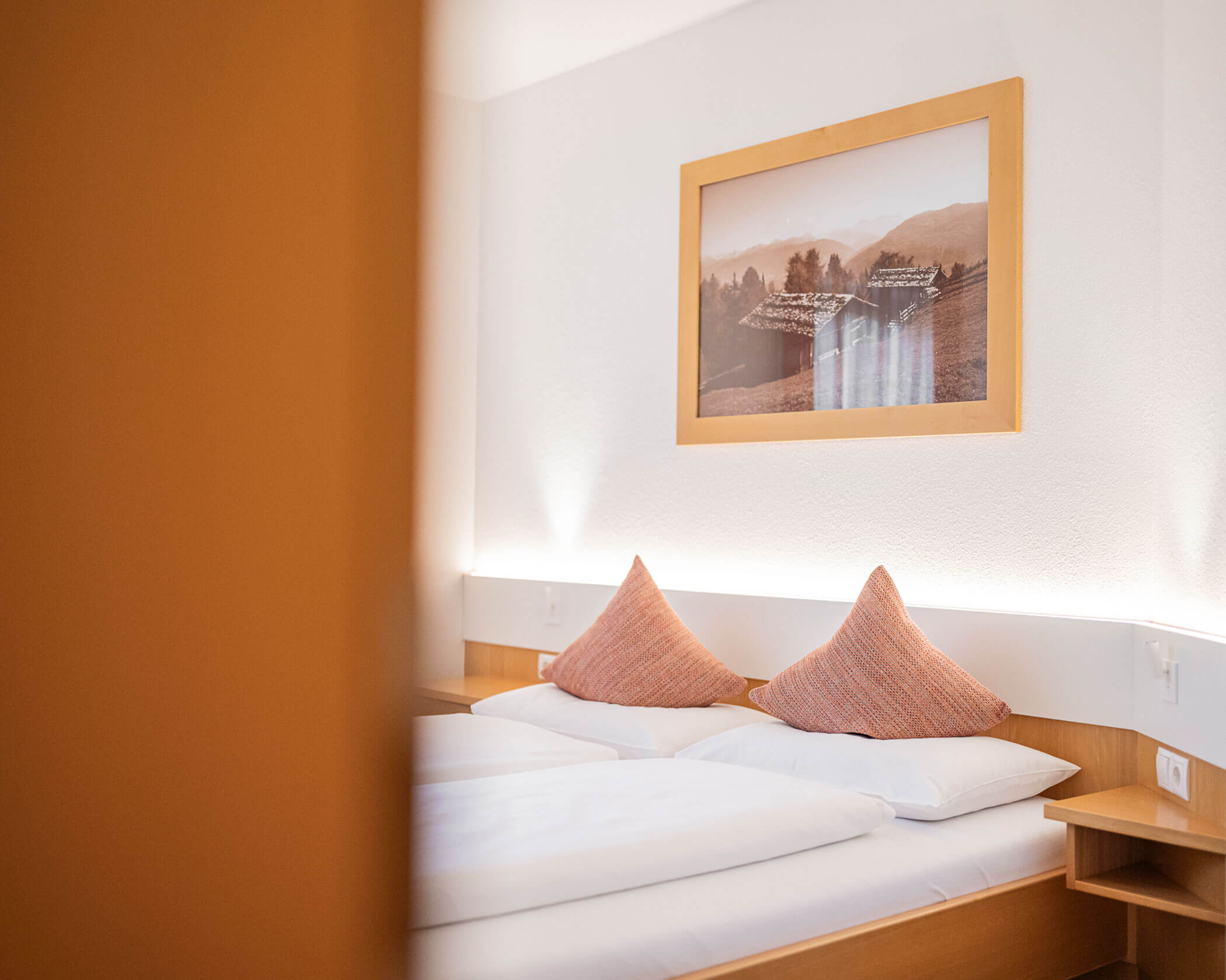 Schlafzimmer mit Doppelbett und einem Bild darüber im Apartment Typ B - Hotel Anewandter