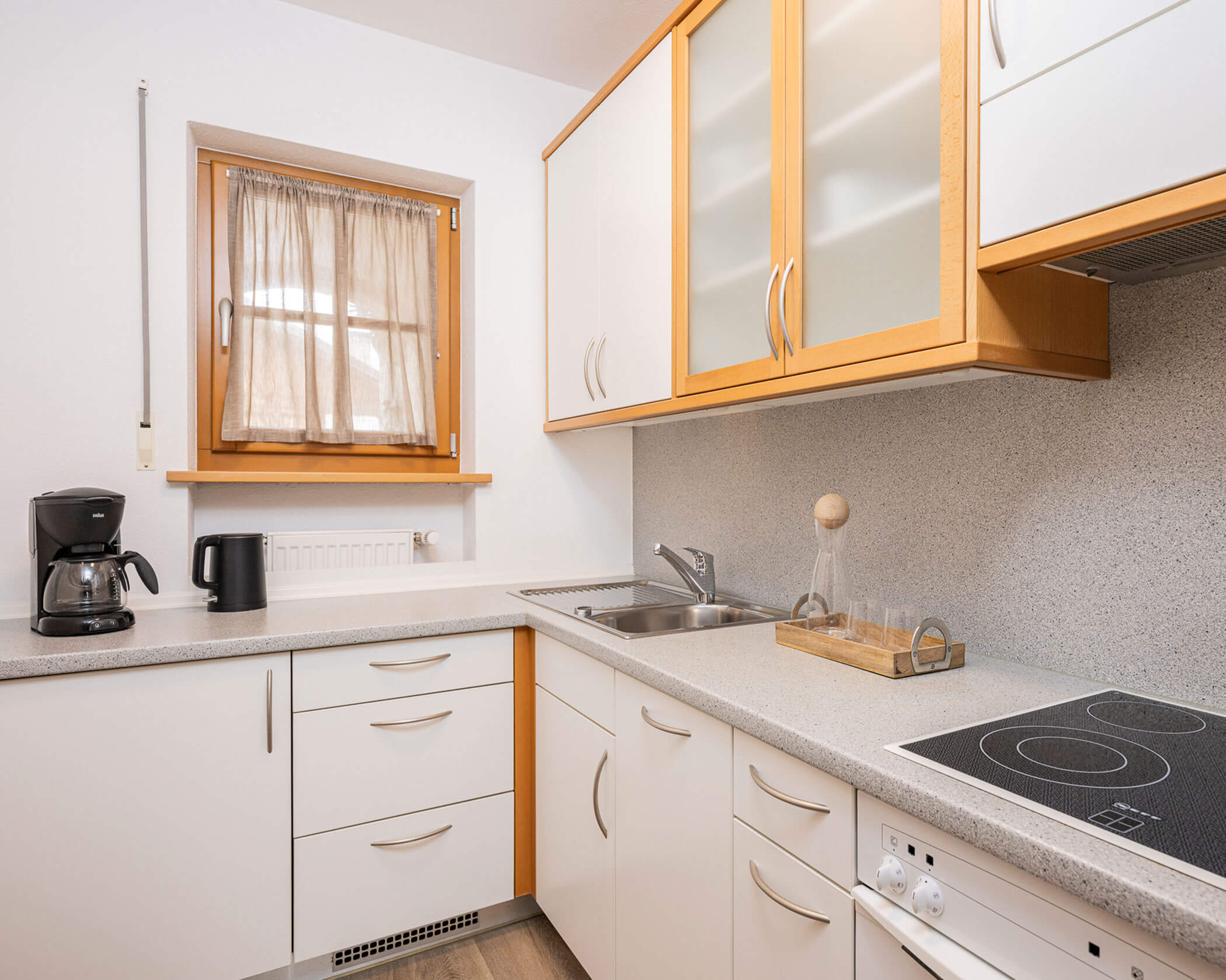 Küche mit Induktionsplatte, Kaffeemaschine und Wasserkocher im Apartment Typ B - Hotel Anewandter