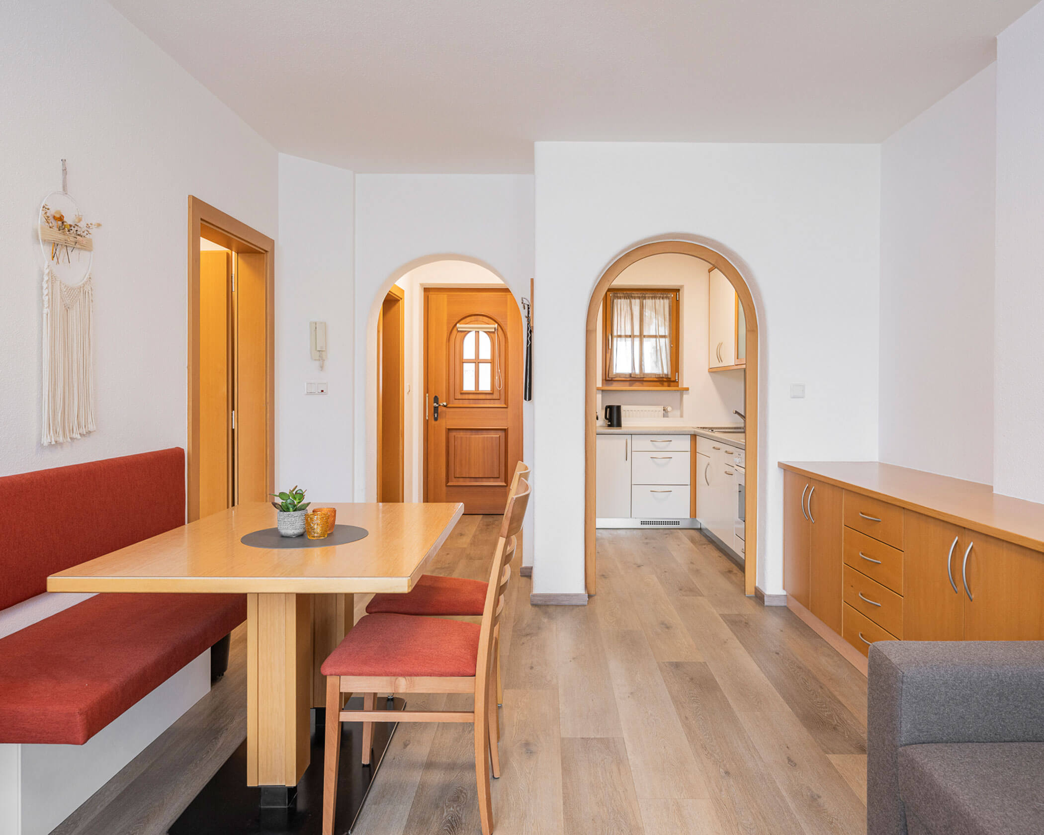 Esstisch mit Stühlen, Bank und Tisch im Apartment Typ B - Hotel Anewandter