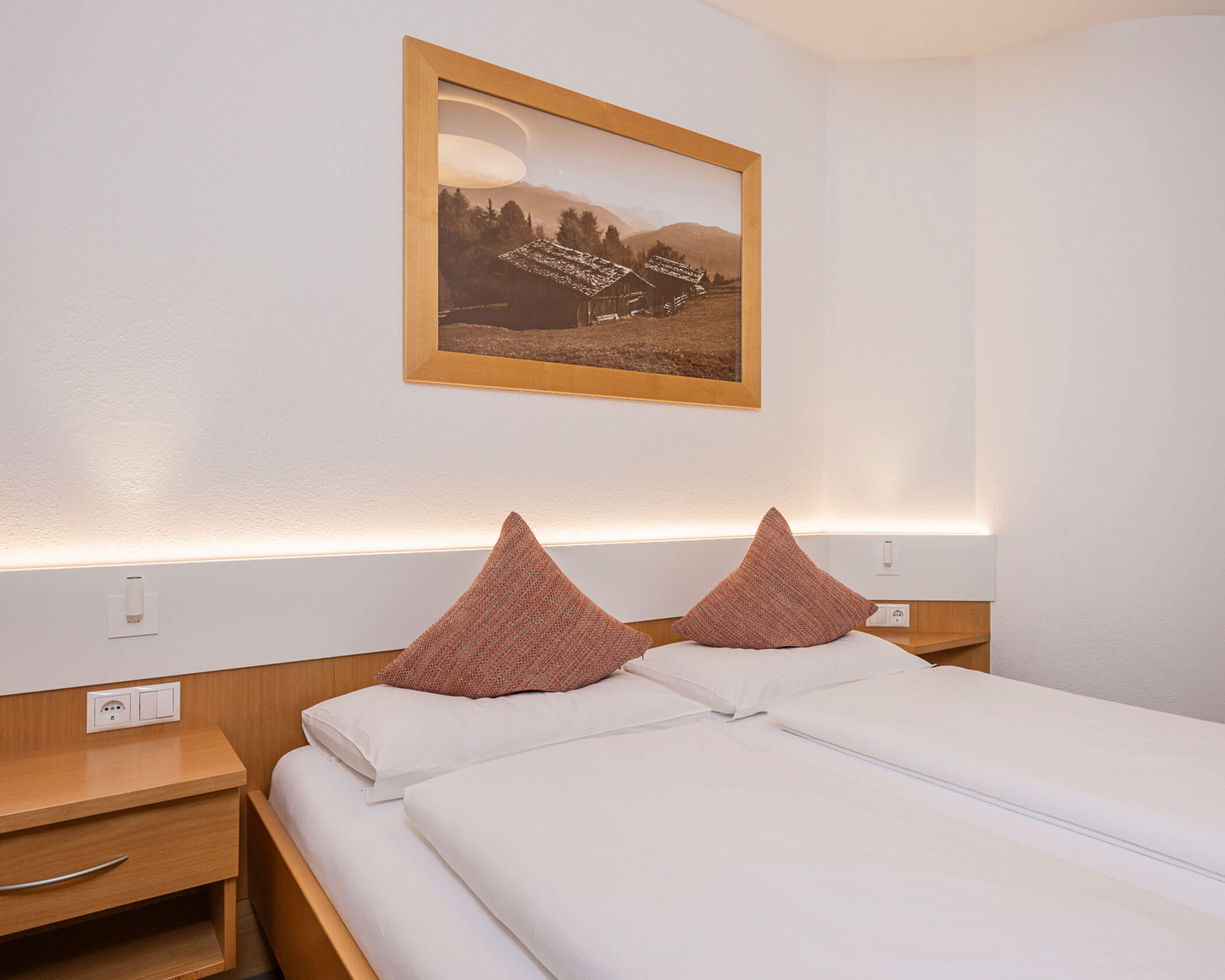 Schlafzimmer mit Doppelbett und Nachttischen im Apartment Typ B - Hotel Anewandter