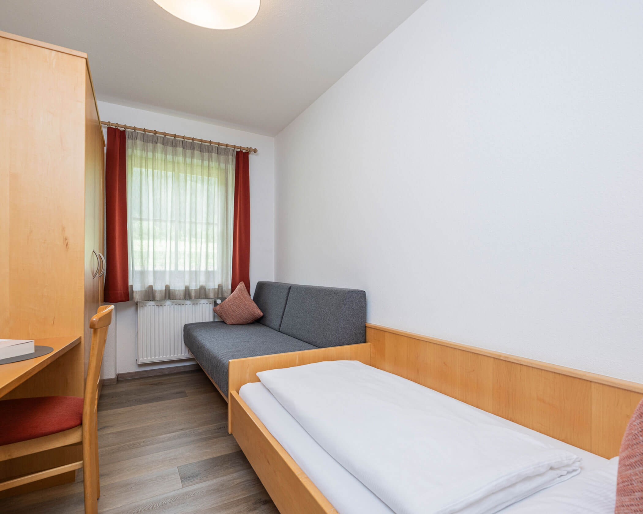 Einzelbett mit Sofa im Apartment Typ C - Hotel Anewandter