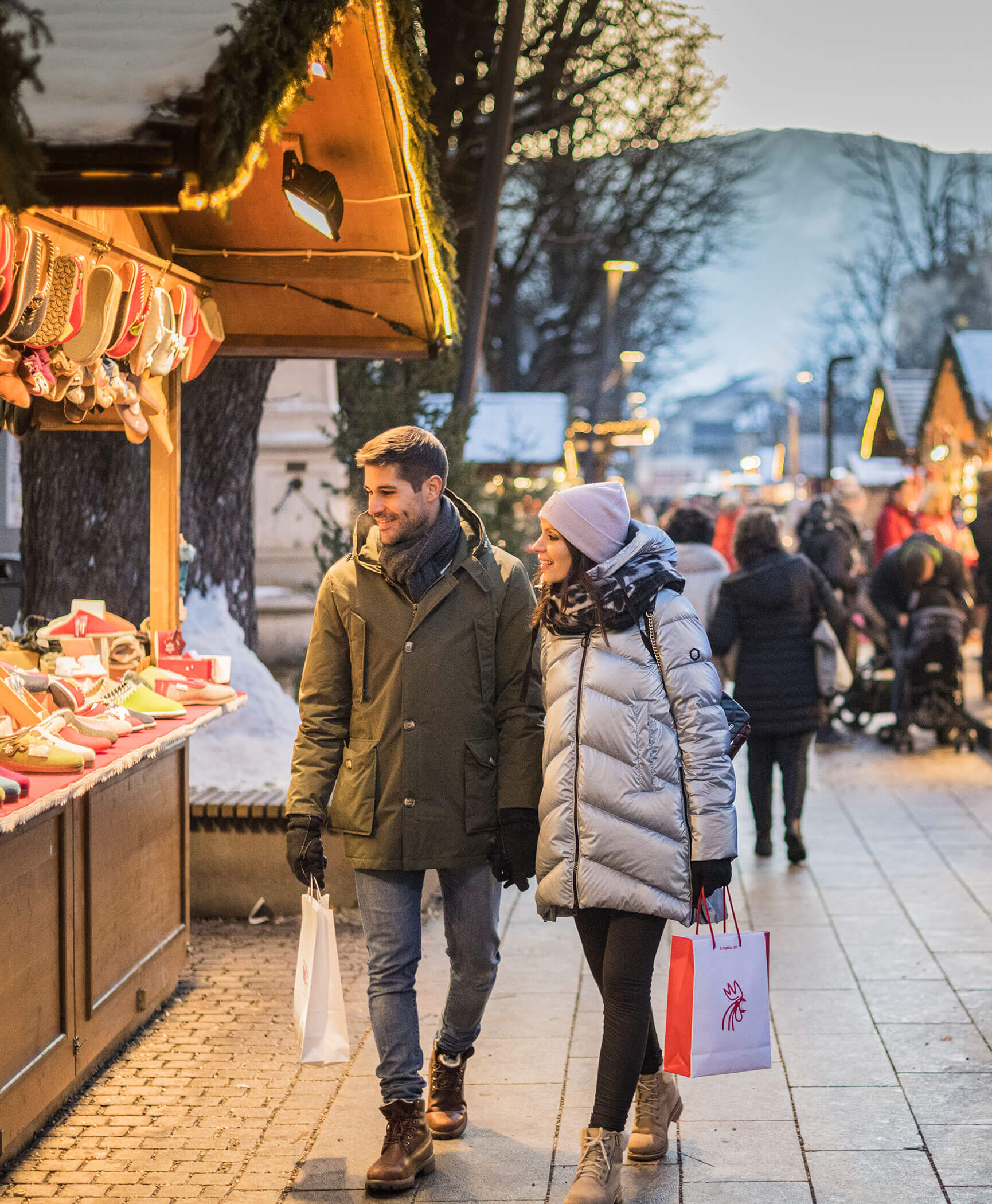 Ein Paar sieht sich Schuhe auf dem Weihnachtsmarkt in Bruneck an - Hotel Anewandter