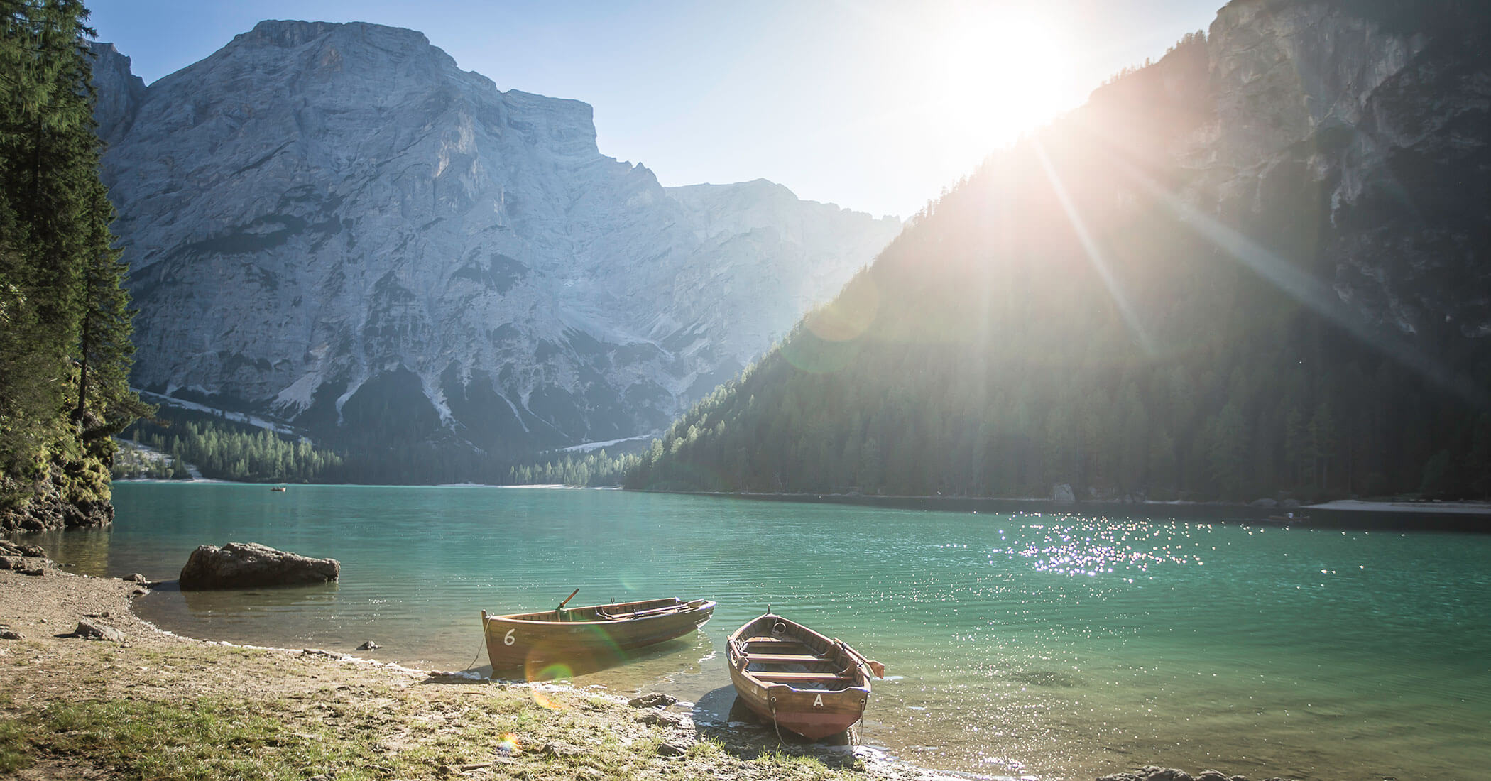 Il Lago di Braies con due barche di legno - Hotel Anewandter