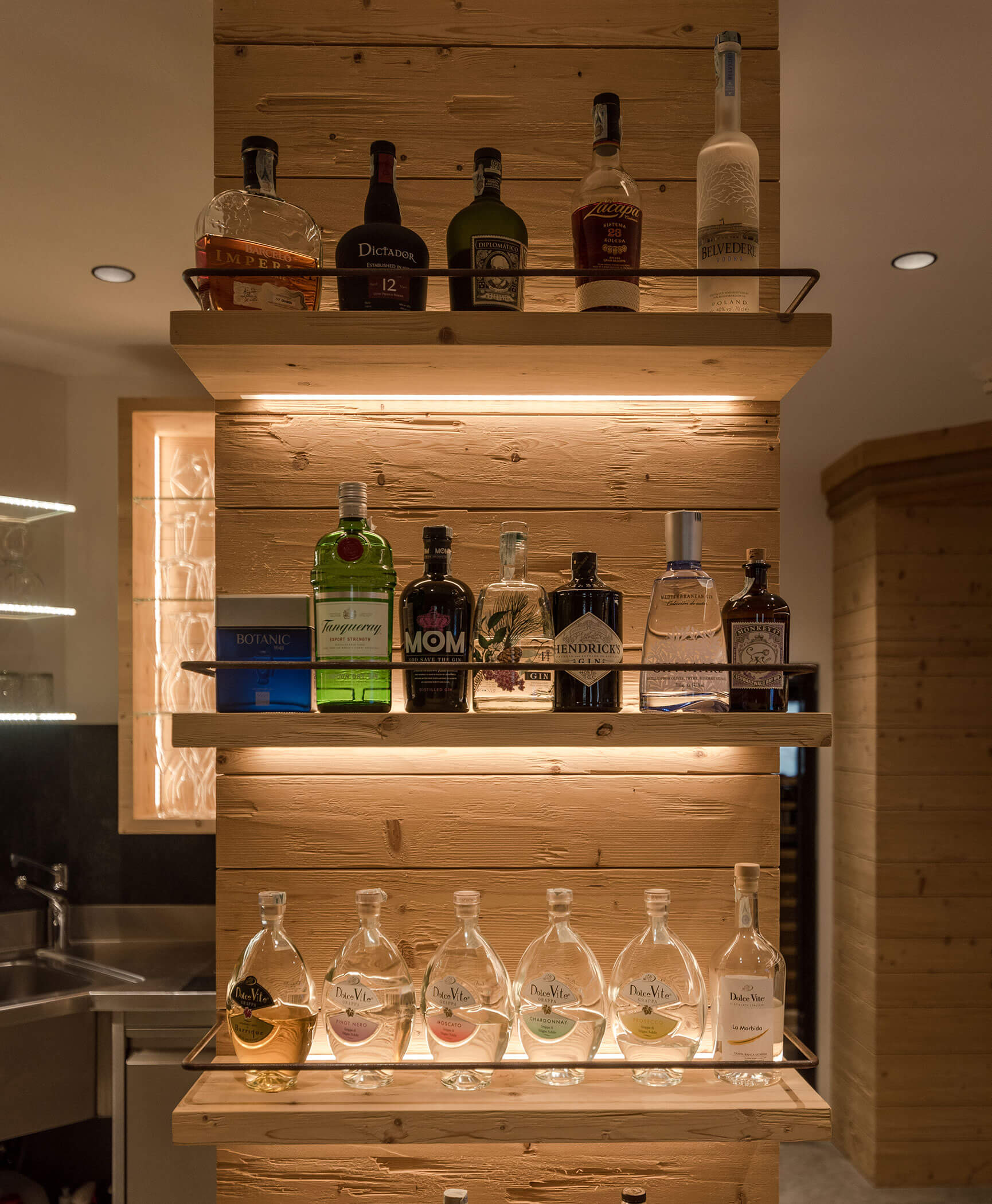 Scaffale con diversi liquori e grappe nel bar dell'hotel - Hotel Anewandter