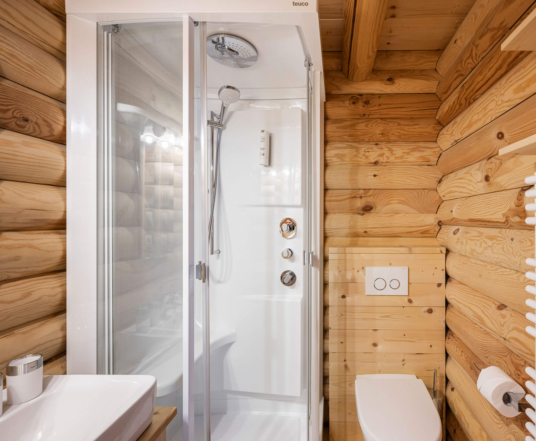 Badezimmer mit Dusche und WC im Blockhaus - Hotel Anewandter