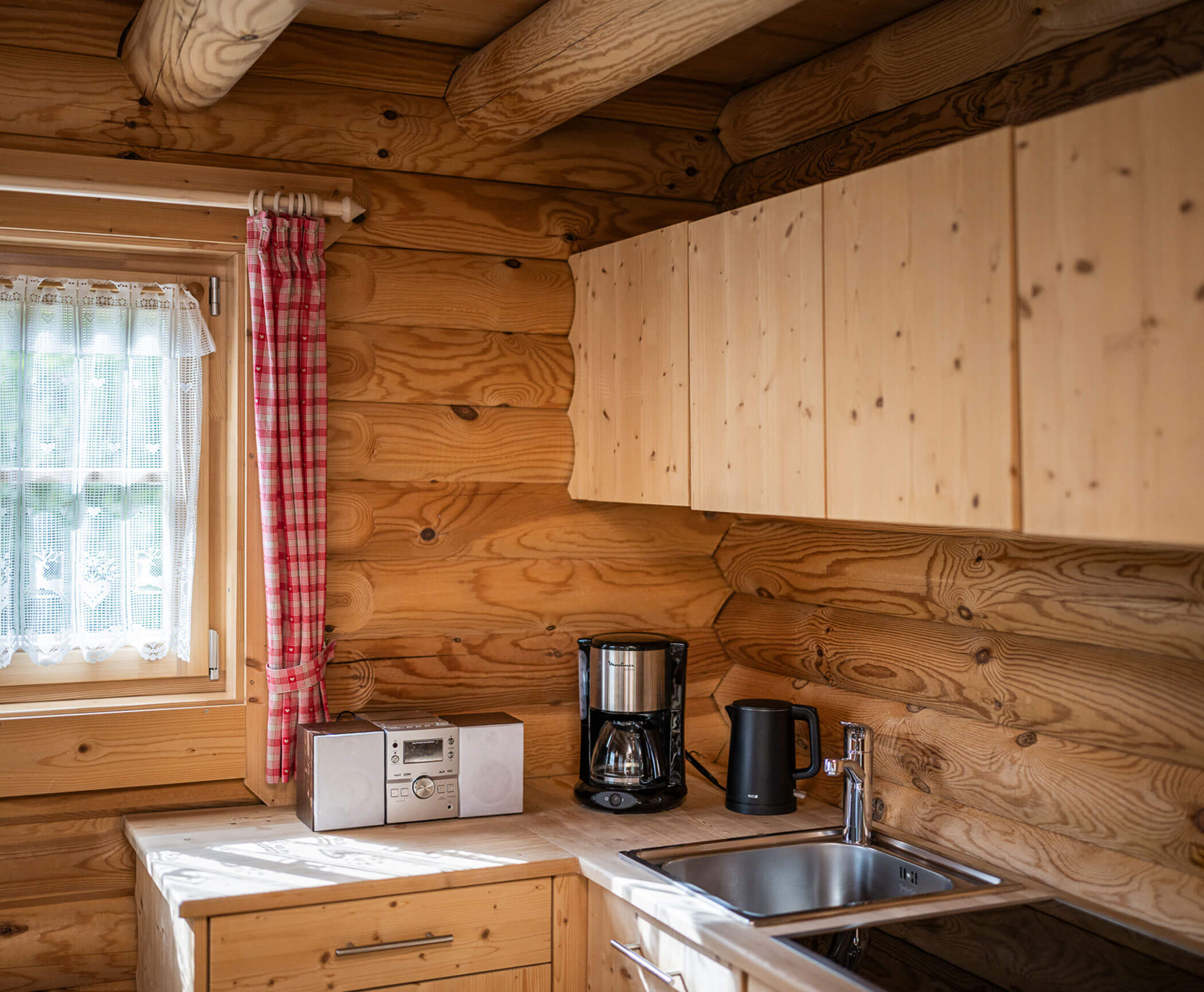 Küche mit Stereoanlage, Kaffeemaschine und Wasserkocher im Blockhaus - Hotel Anewandter