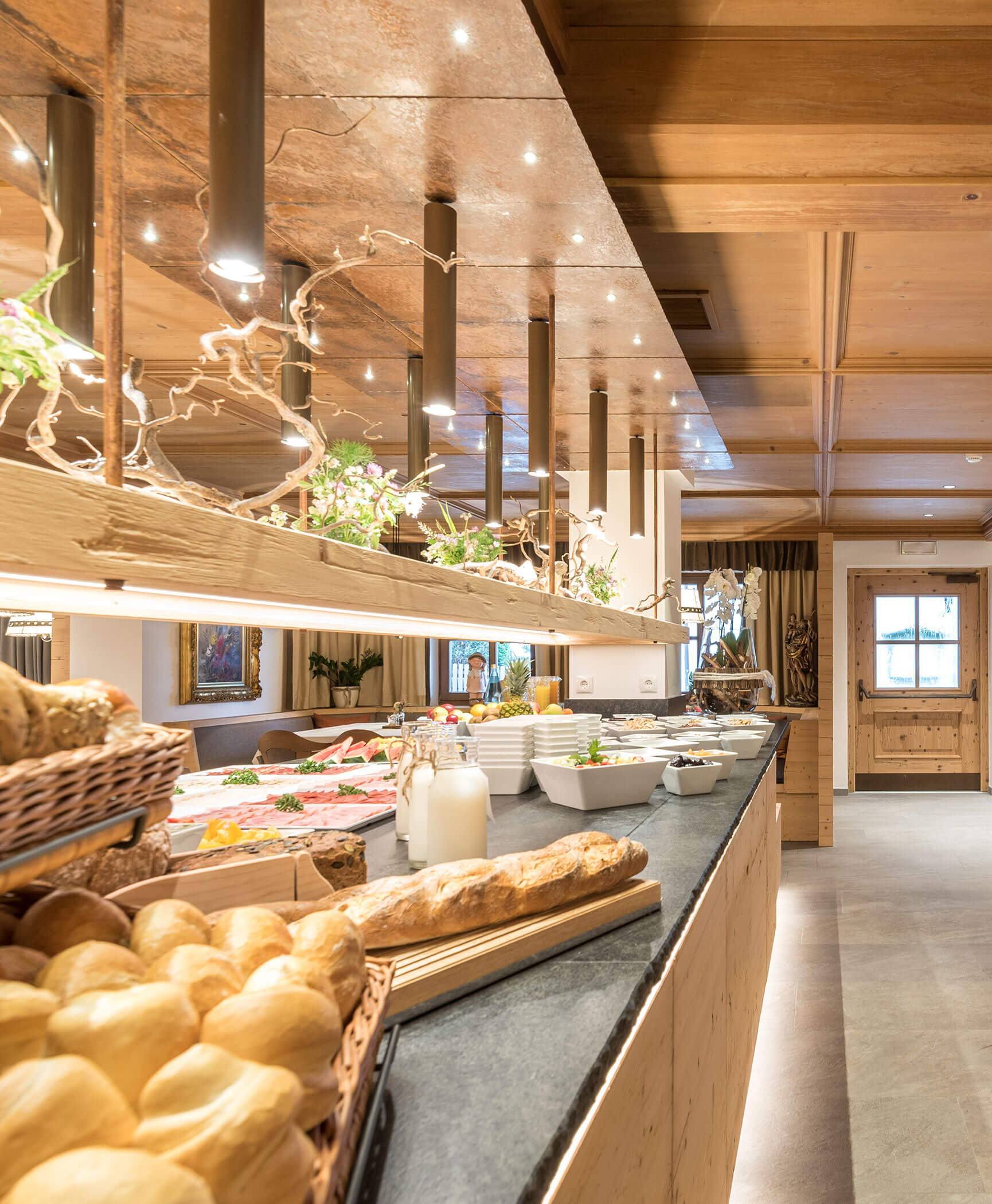 Colazione a buffet con pane fresco, latte e molto altro ancora - Hotel Anewandter