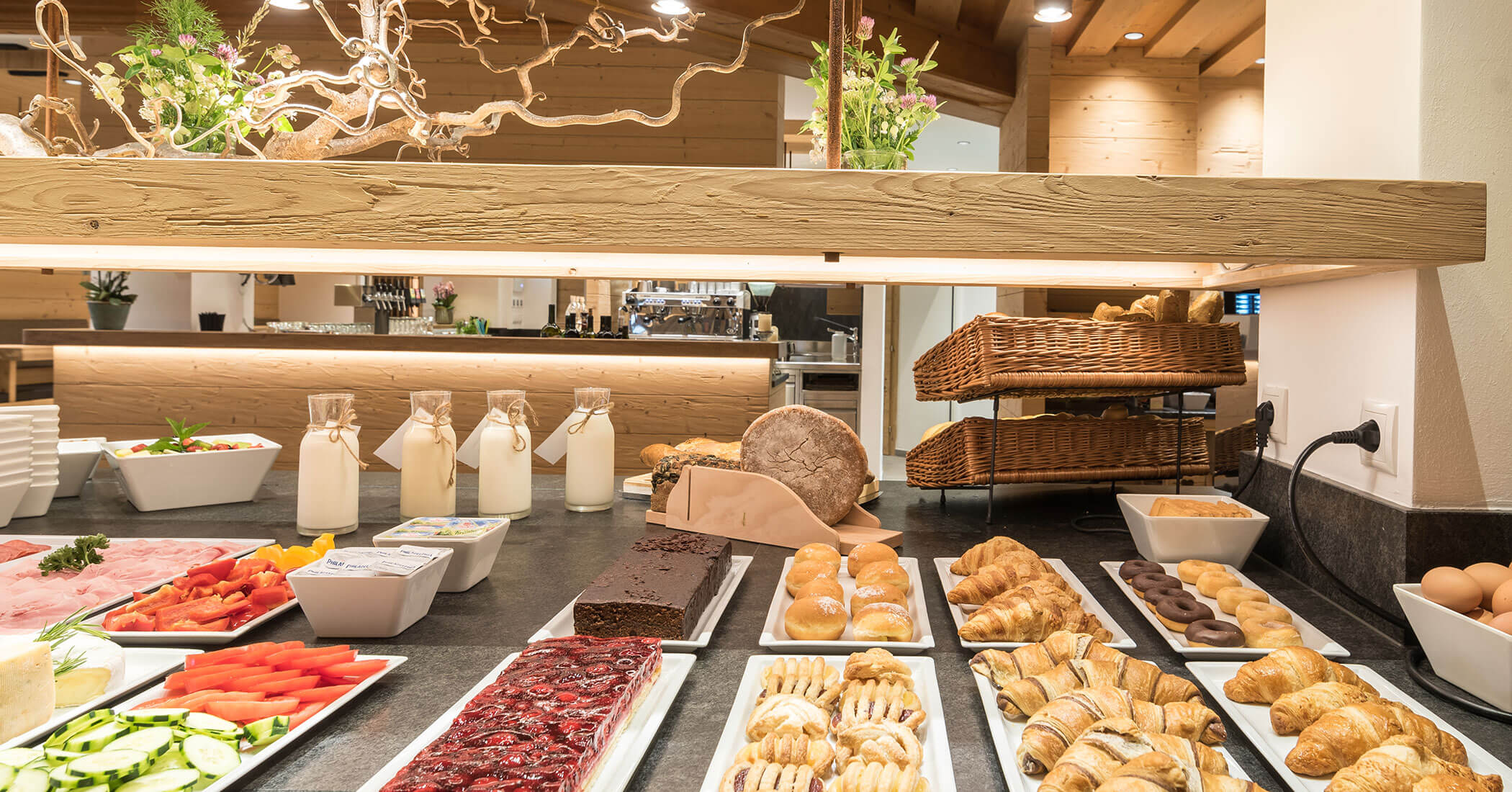 Colazione a buffet con prodotti da forno e verdure - Hotel Anewandter