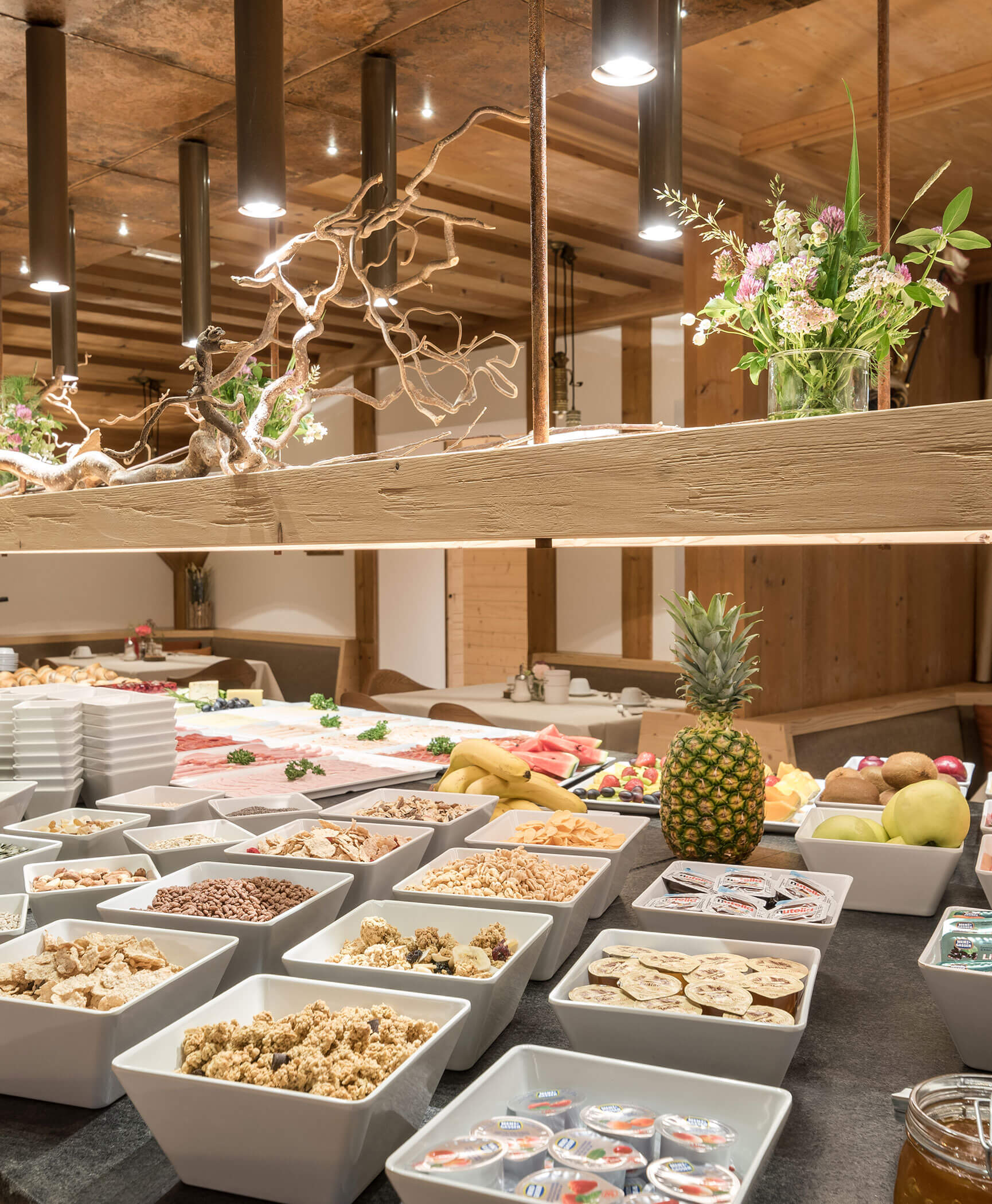 Colazione a buffet con diversi tipi di muesli e creme spalmabili - Hotel Anewandter