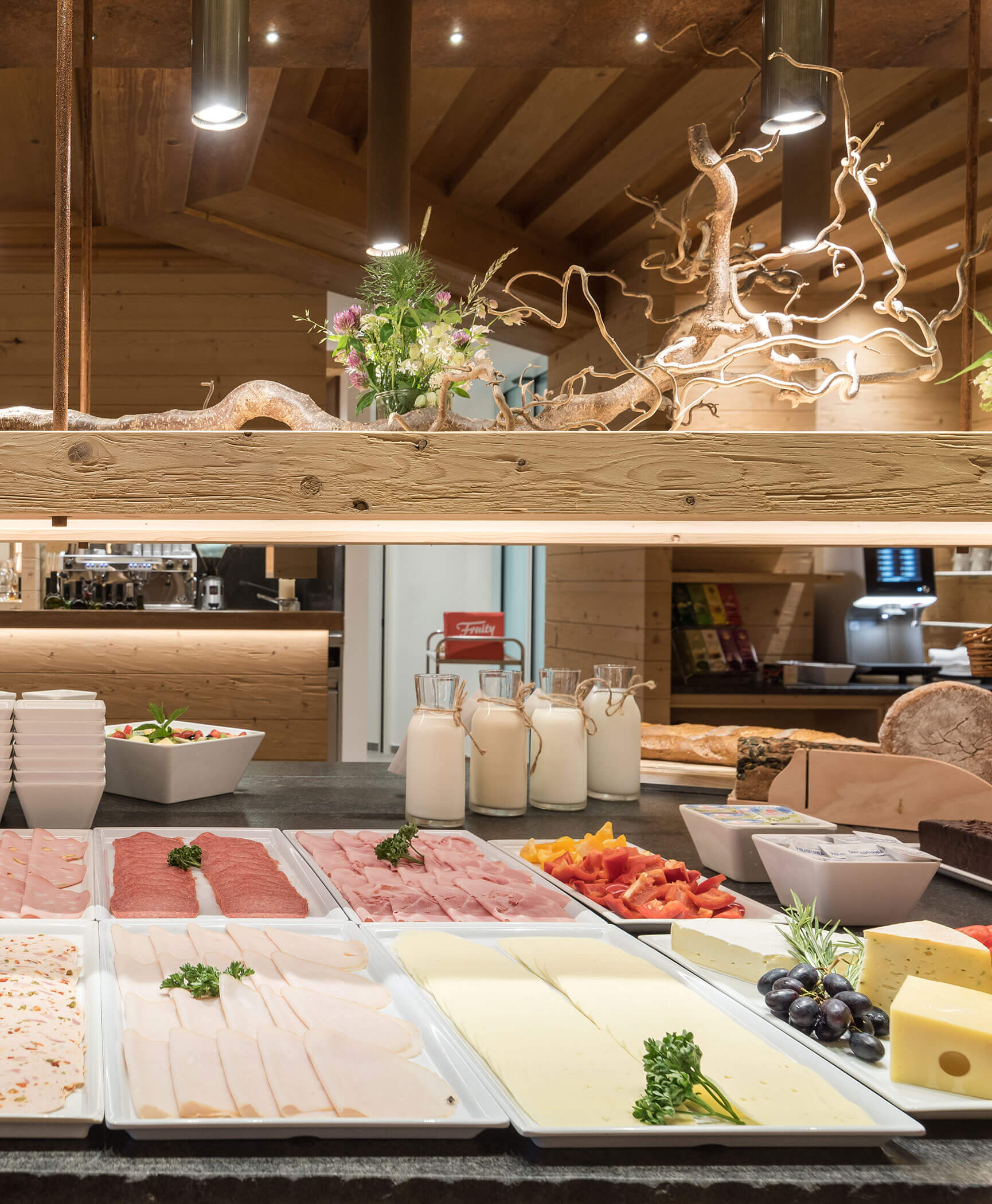 Colazione a buffet con diversi tipi di formaggi e salumi - Hotel Anewandter