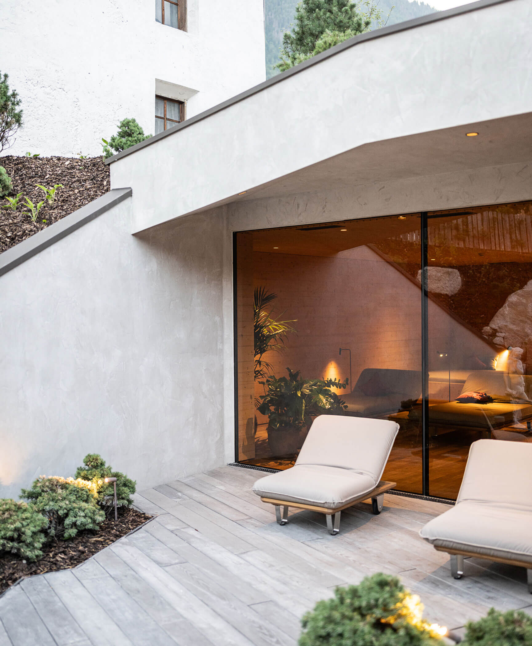 Liegestühle auf der Terrasse vor dem Wellnessbereich - Hotel Anewandter