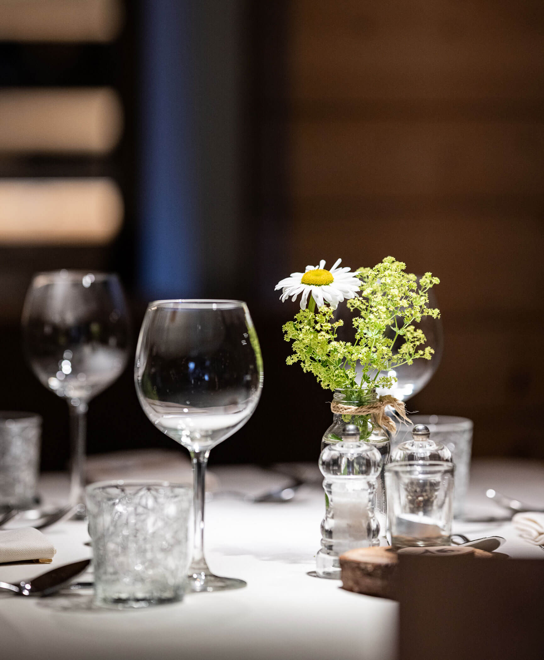 Tavolo apparecchiato con bicchieri e decorazioni - Hotel Anewandter