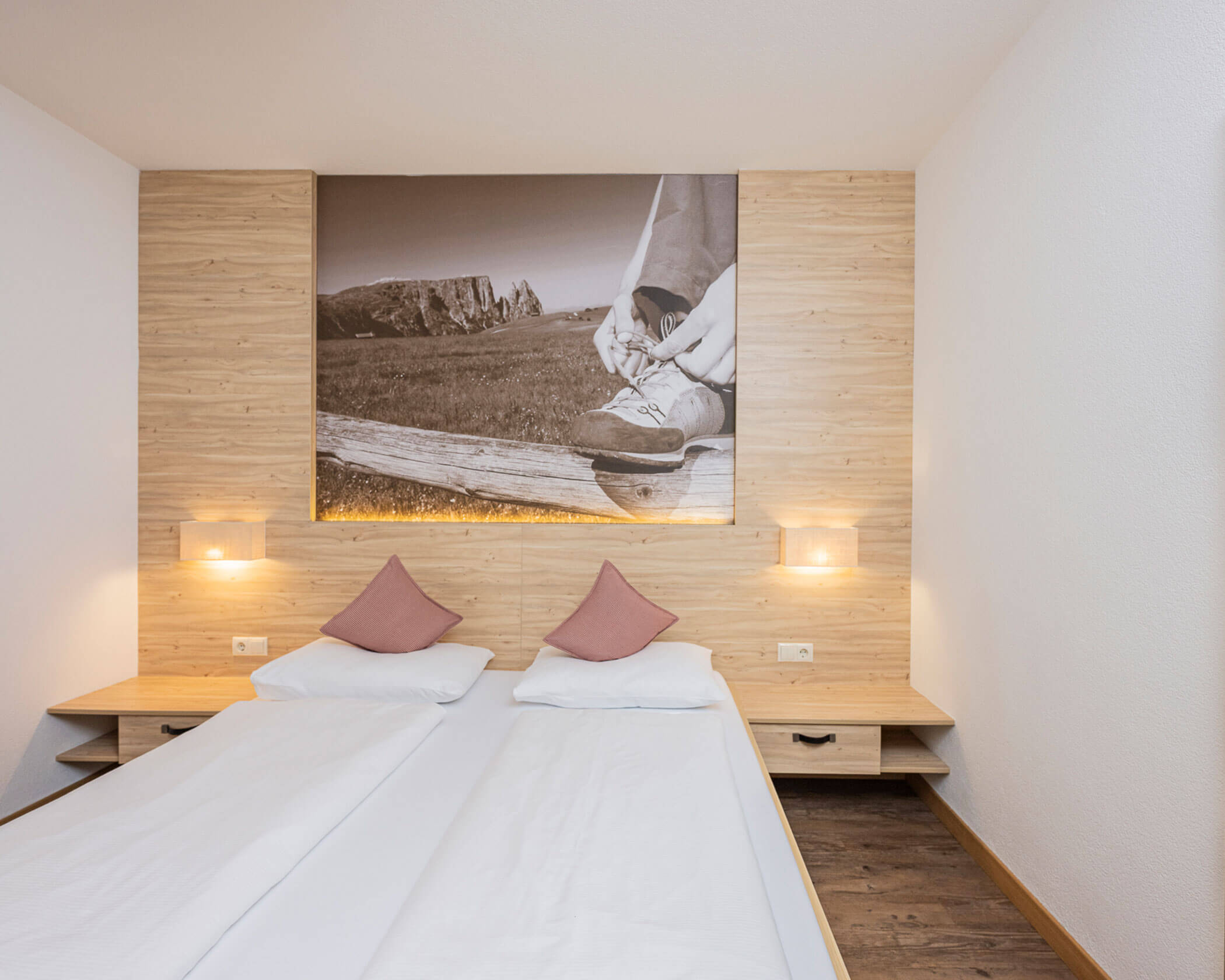 Letto matrimoniale con grande quadro sopra nella camera doppia - Hotel Anewandter