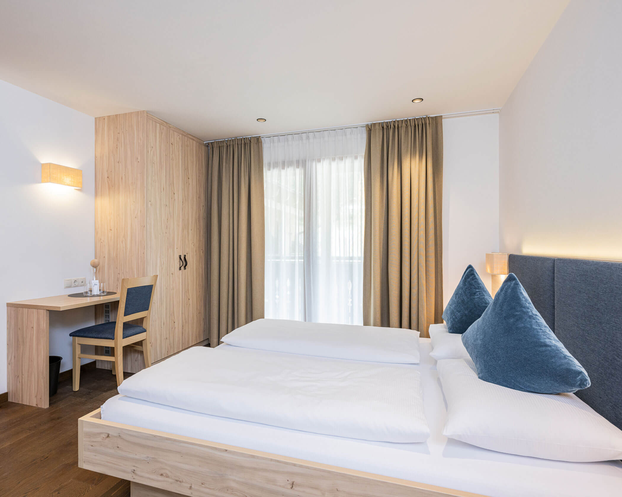 Letto matrimoniale, scrivania e armadio nella camera doppia Superior - Hotel Anewandter