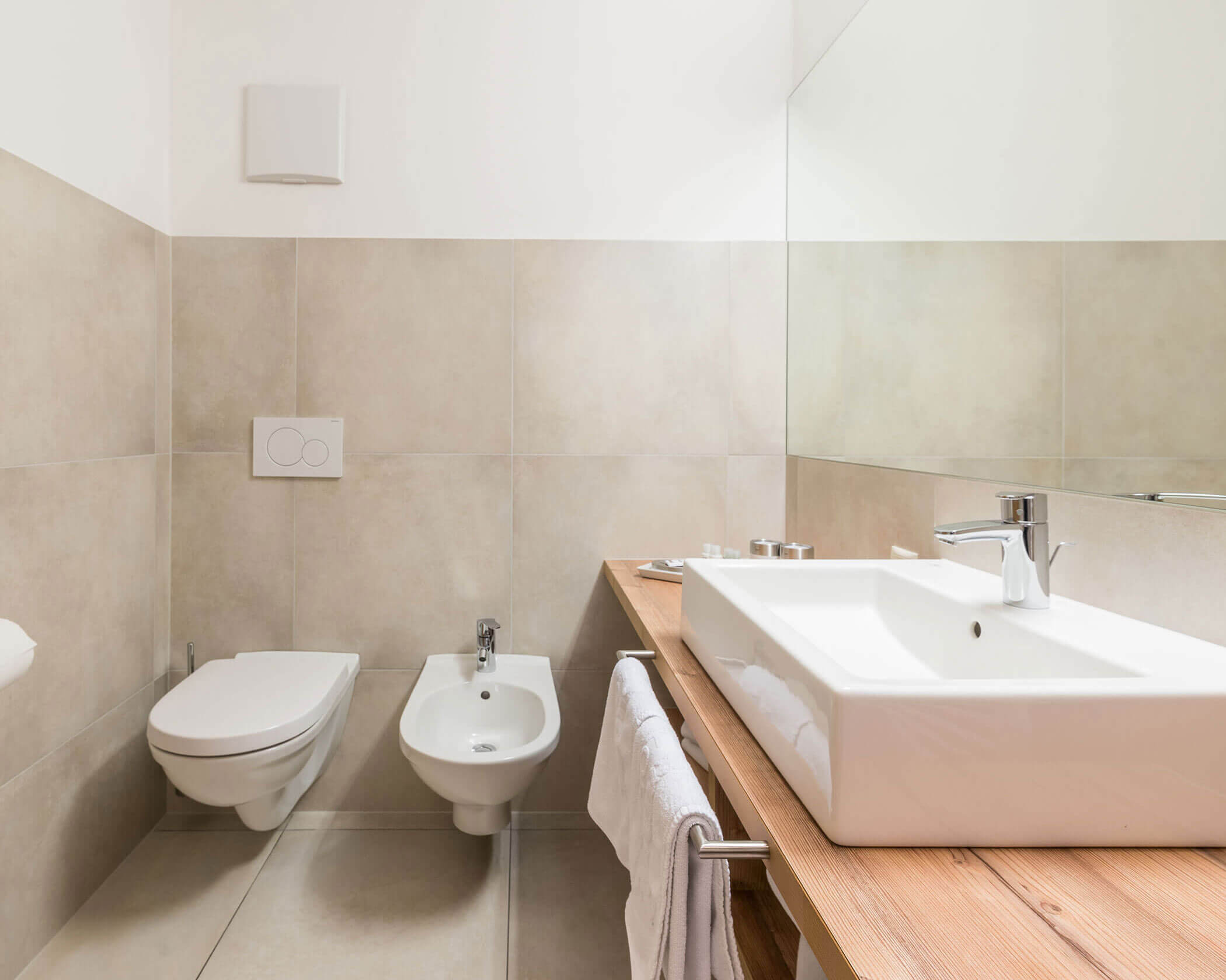 Bagno con WC, bidet e lavabo nella suite familiare - Hotel Anewandter