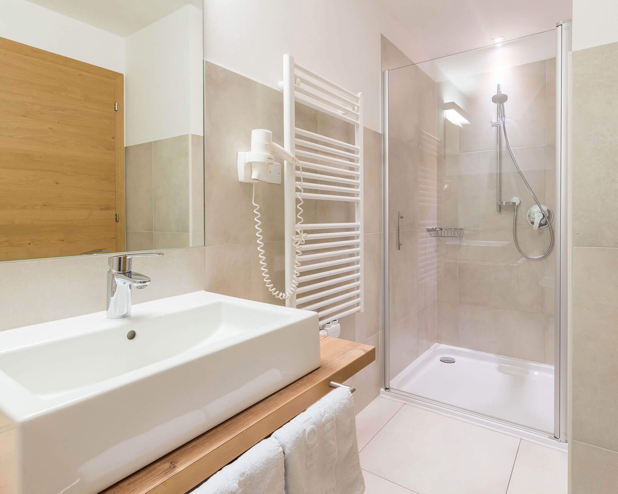 Bagno con lavabo e doccia nella suite familiare - Hotel Anewandter