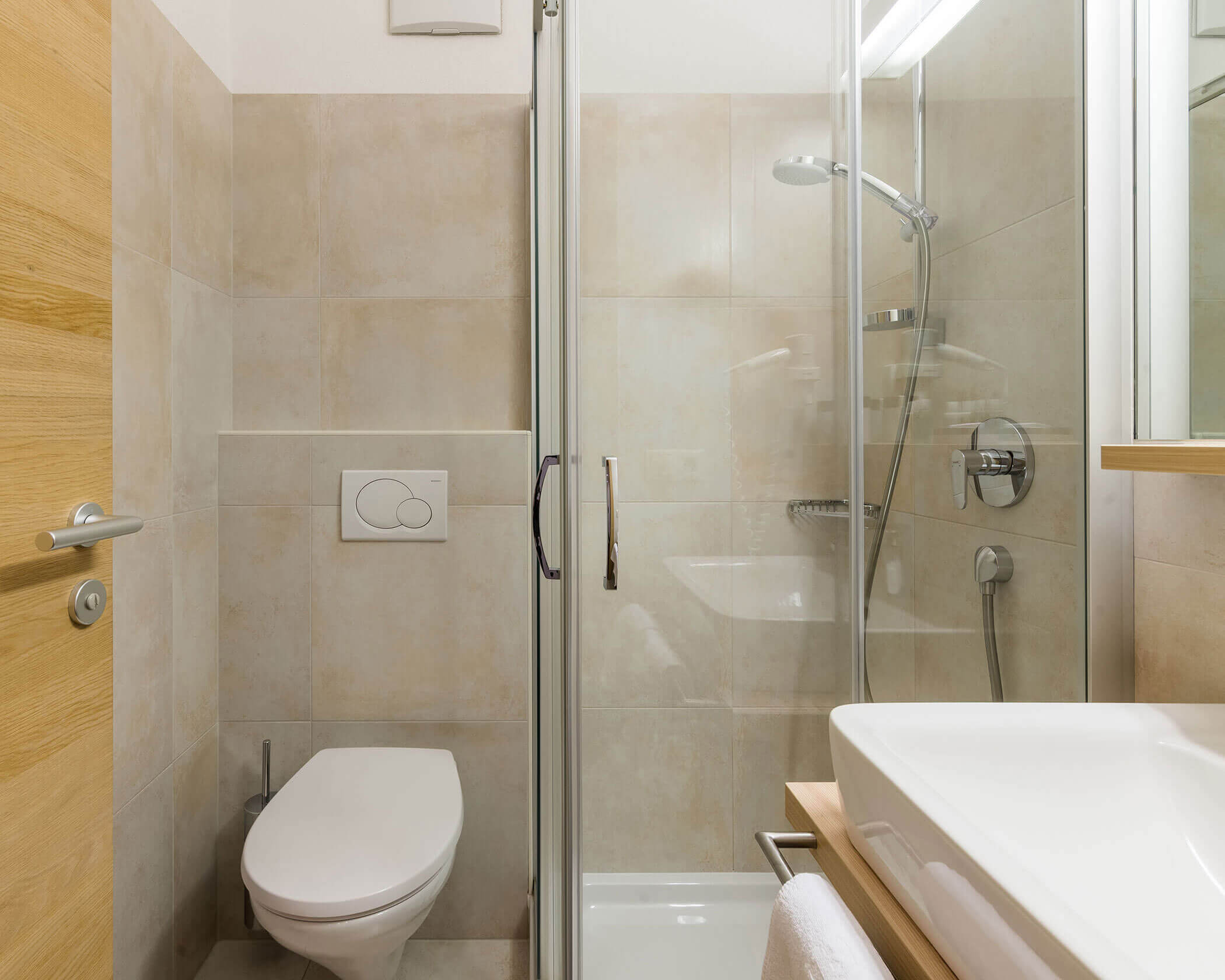 Bagno con WC e doccia nella camera familiare - Hotel Anewandter