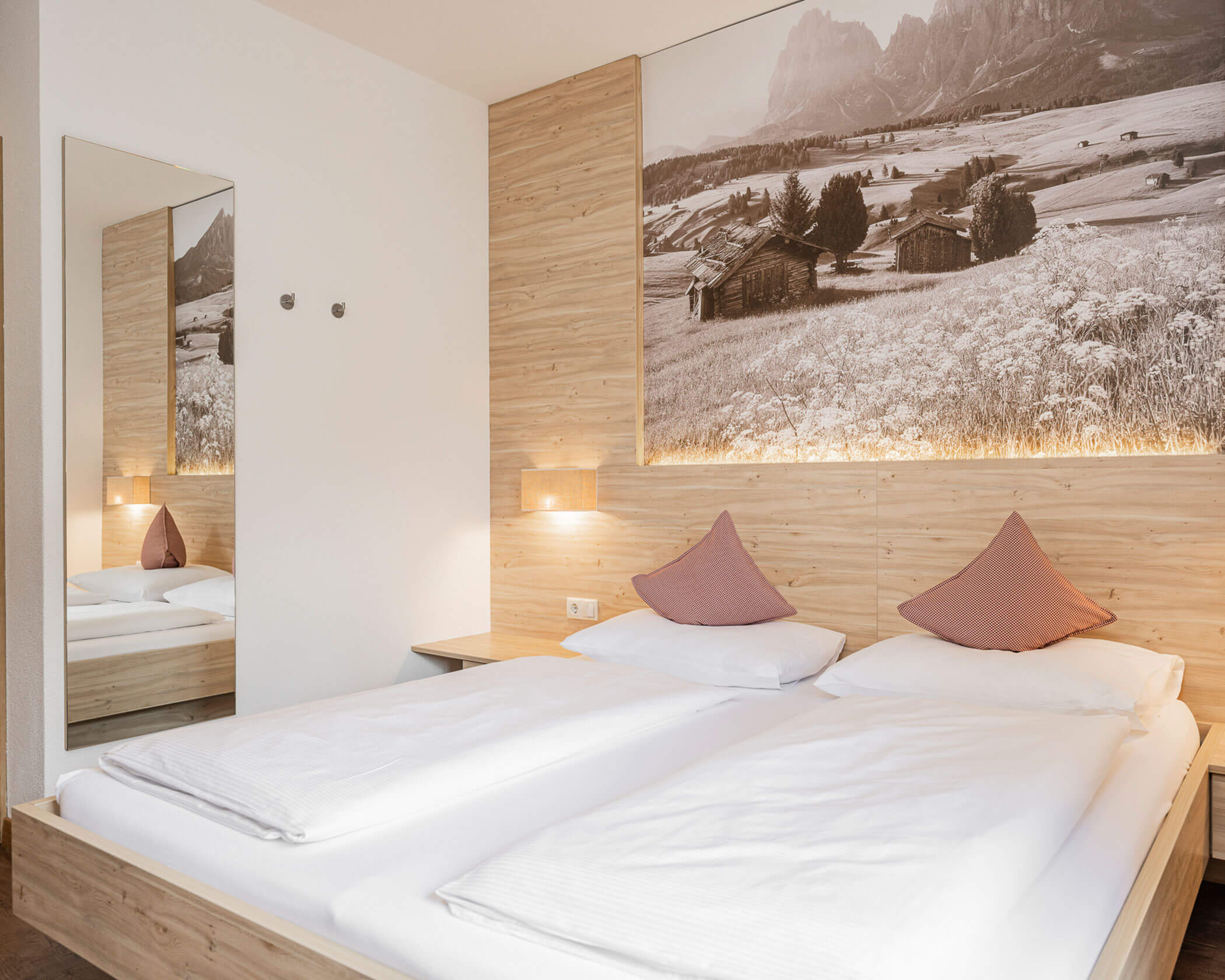 Camera da letto con letto matrimoniale e un grande quadro sopra nella camera familiare - Hotel Anewandter