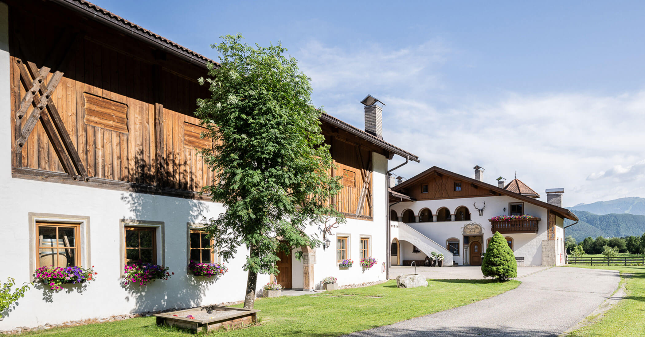 L'Anewandter Hof dall'esterno in estate - Hotel Anewandter