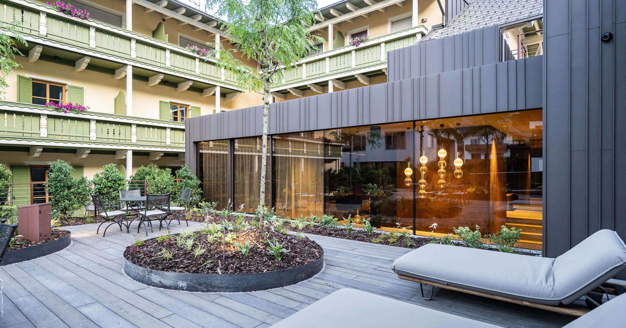 Die Terrasse vom Wellnessbereich mit Liegen - Hotel Anewandter