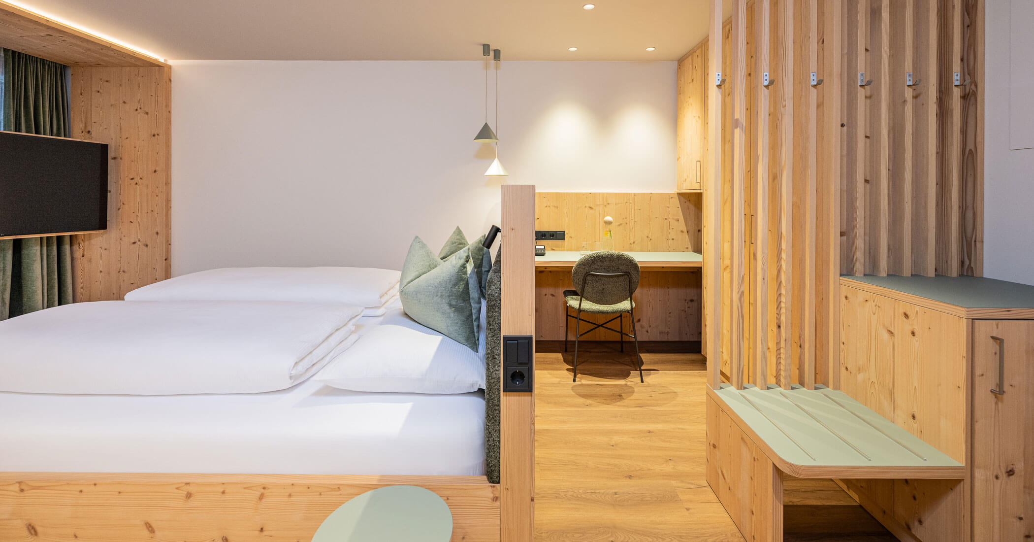 Doppelbett mit Garderobe dahinter - Hotel Anewandter