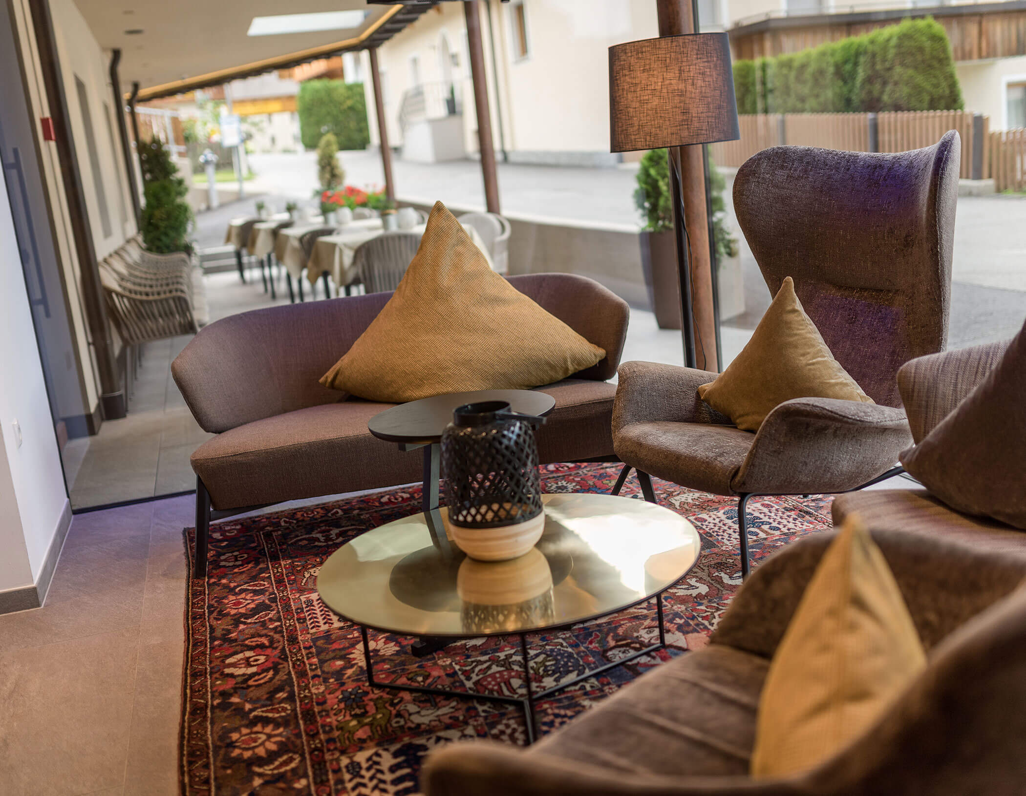 Lounge mit Sofa und Tischen im Hotel Anewandter