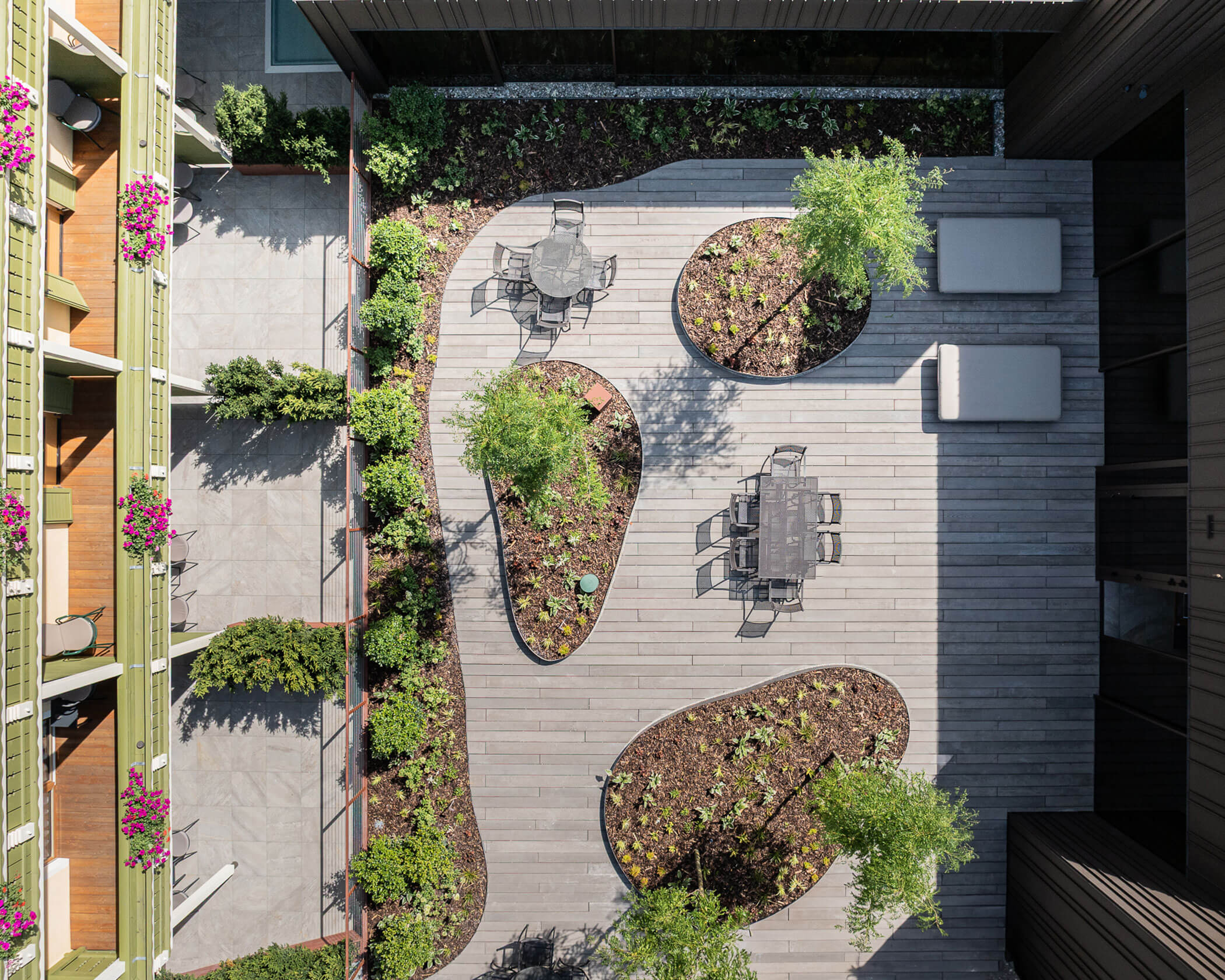 Terrasse mit Grünstellen, Tischen und Stühlen von oben - Hotel Anewandter