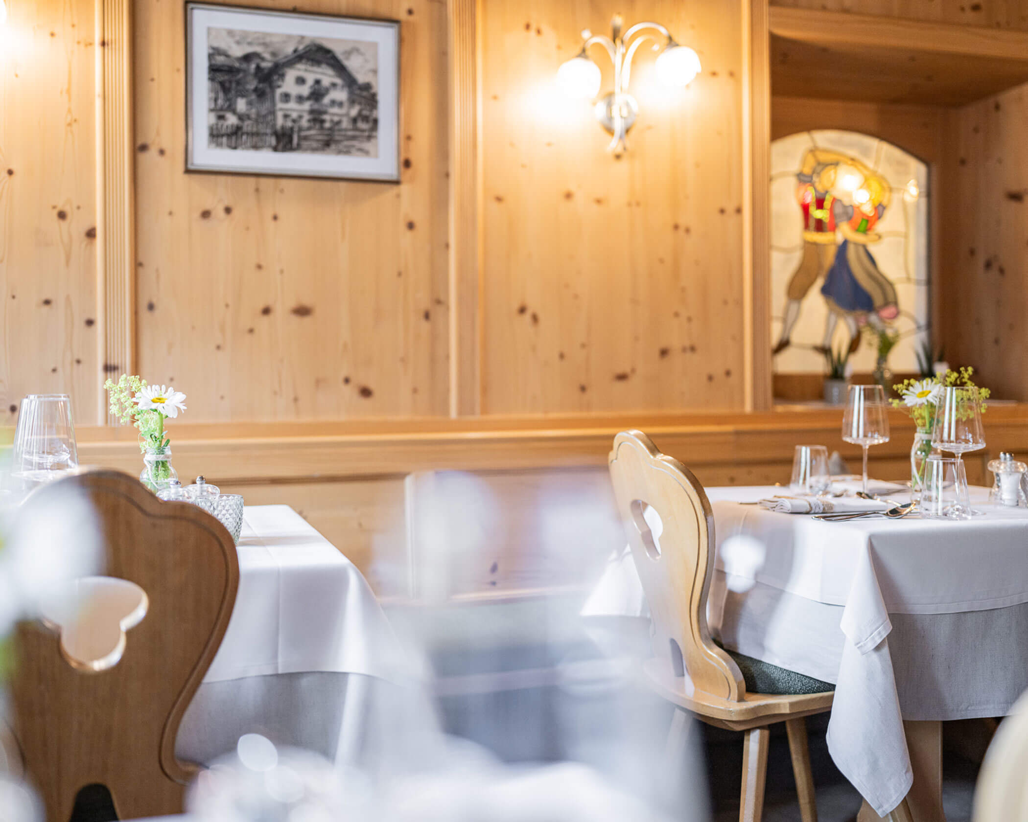 Speisesaal mit gedeckten Tischen im Hotel Anewandter