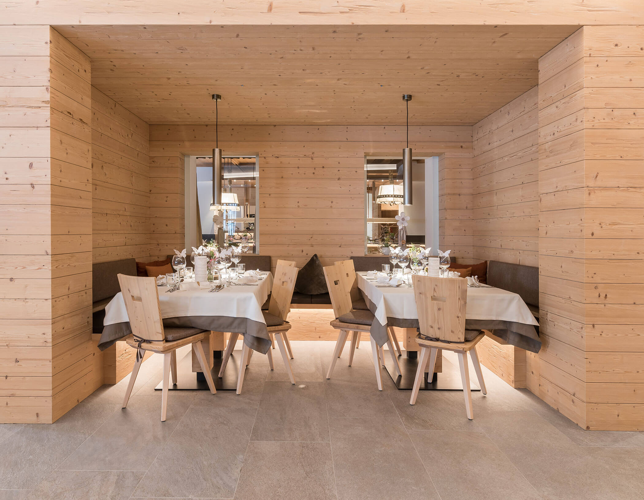 Speisesaal mit Tischen, Bänken und Stühlen - Hotel Anewandter