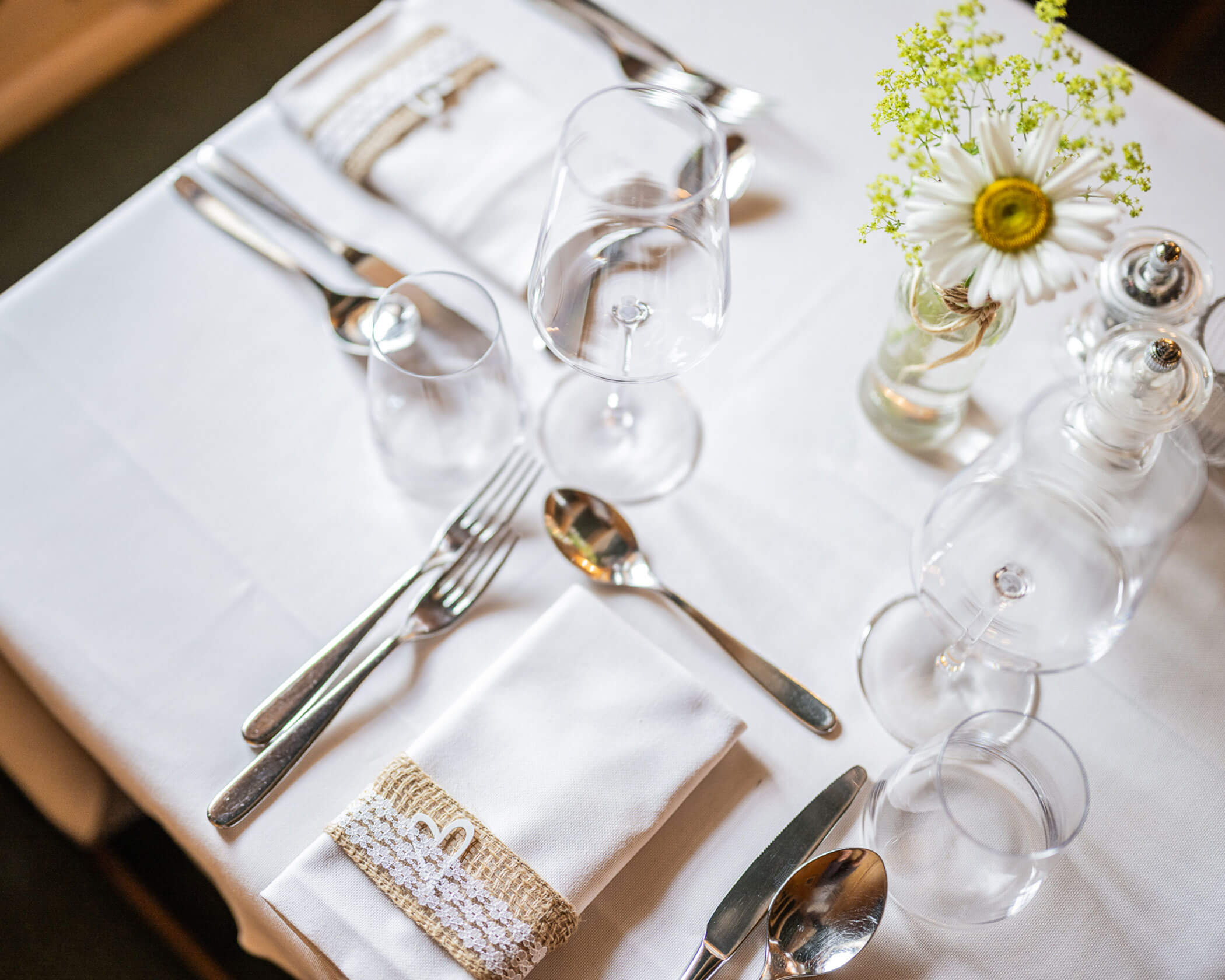 Gedeckter Tisch mit Wein- und Wassergläsern im Hotel Anewandter