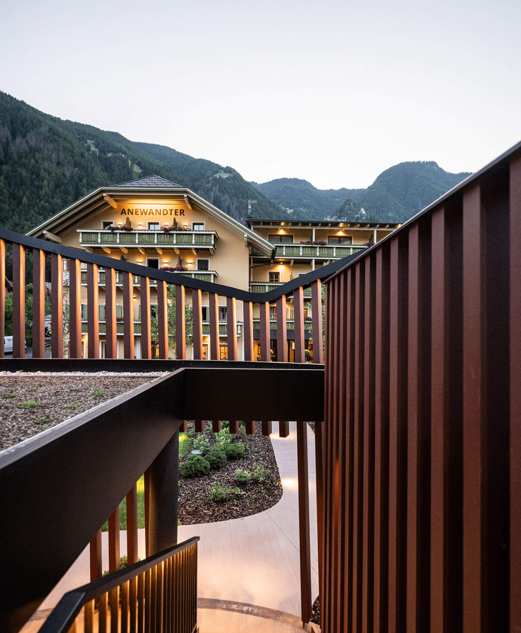 Gebäude vom Wellnessbereich mit Blick auf das Hotel Anewandter