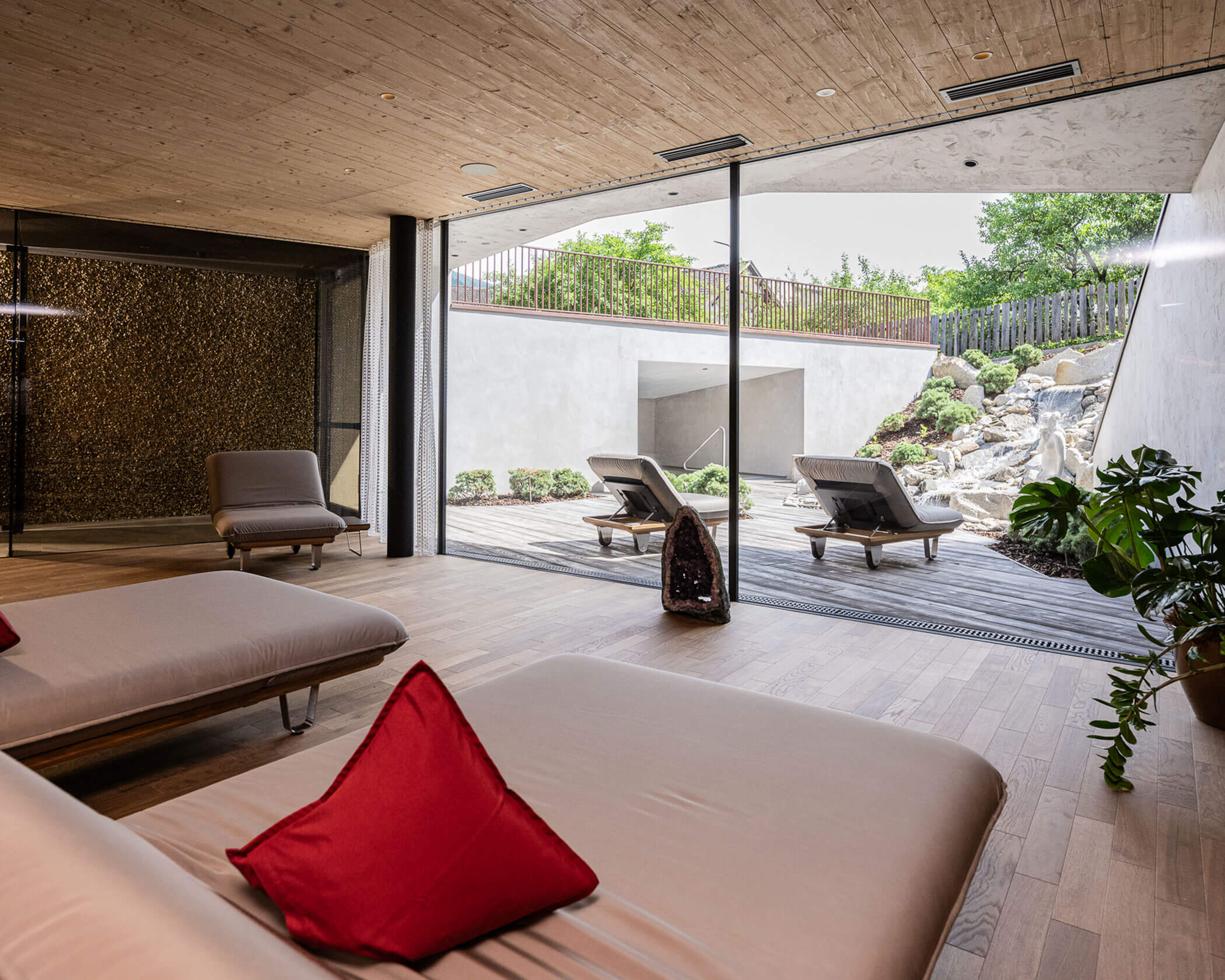 Ruhebereich mit Liegen im Wellnessbereich - Hotel Anewandter