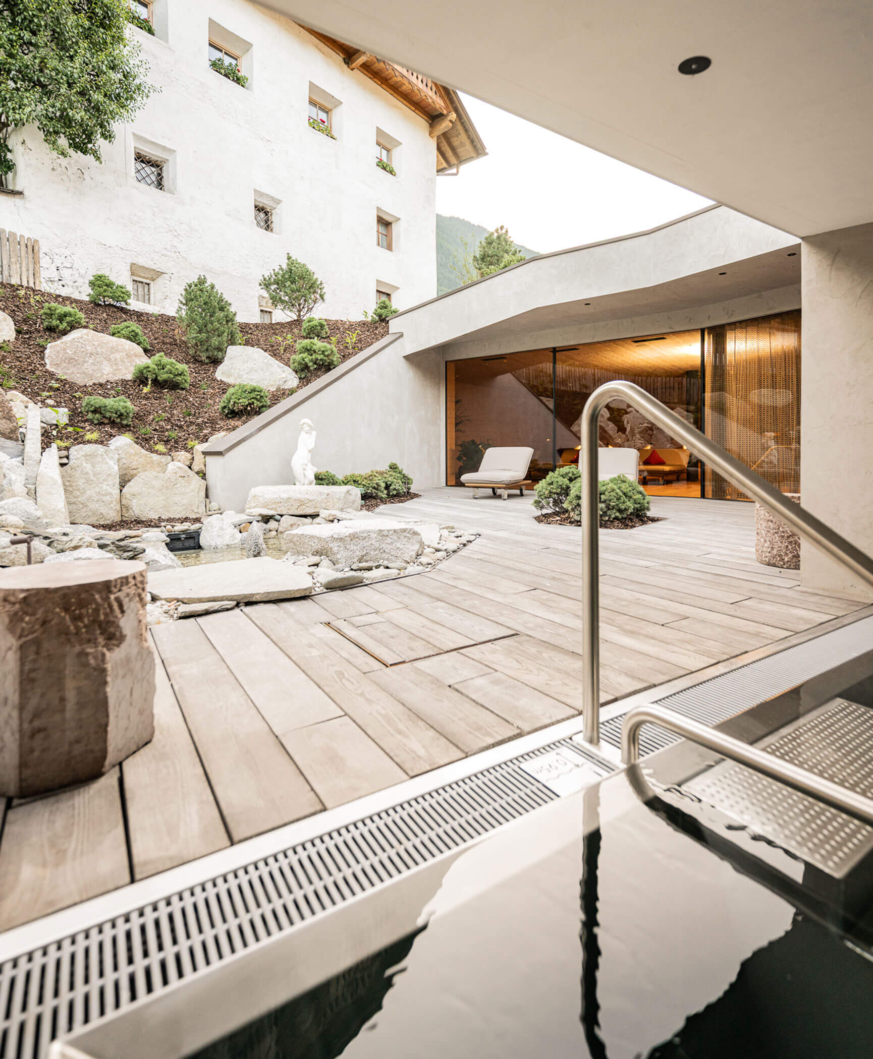 Außen-Whirlpool mit Blick auf die Terrasse - Hotel Anewandter