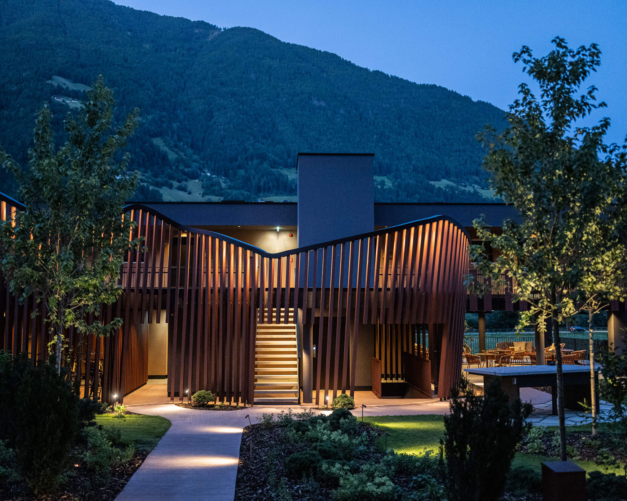 Gebäude vom Wellnessbereich am Abend - Hotel Anewandter