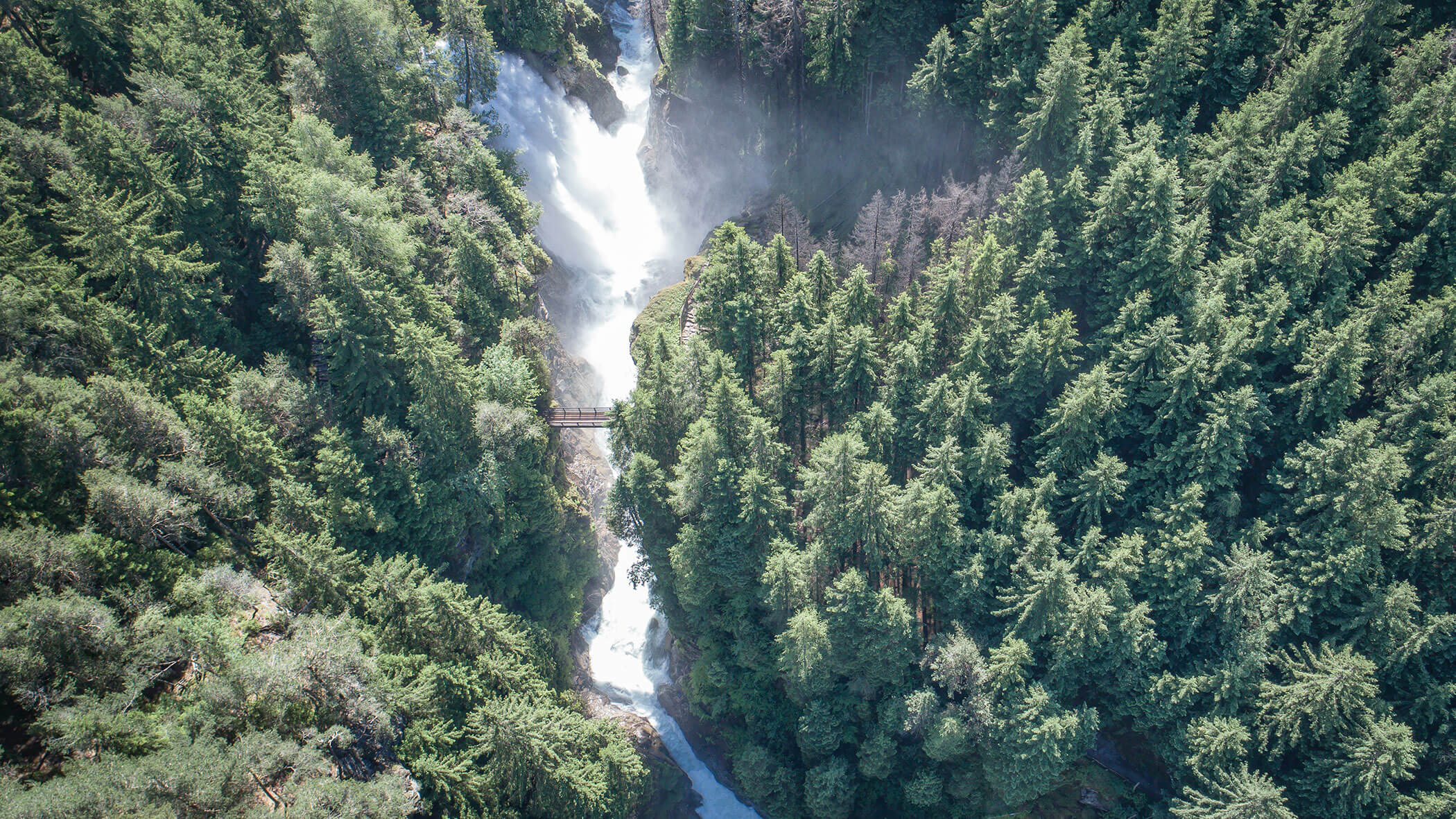 Der Gal Wasserfall von oben mit Brücke und Bäumen - Hotel Anewandter