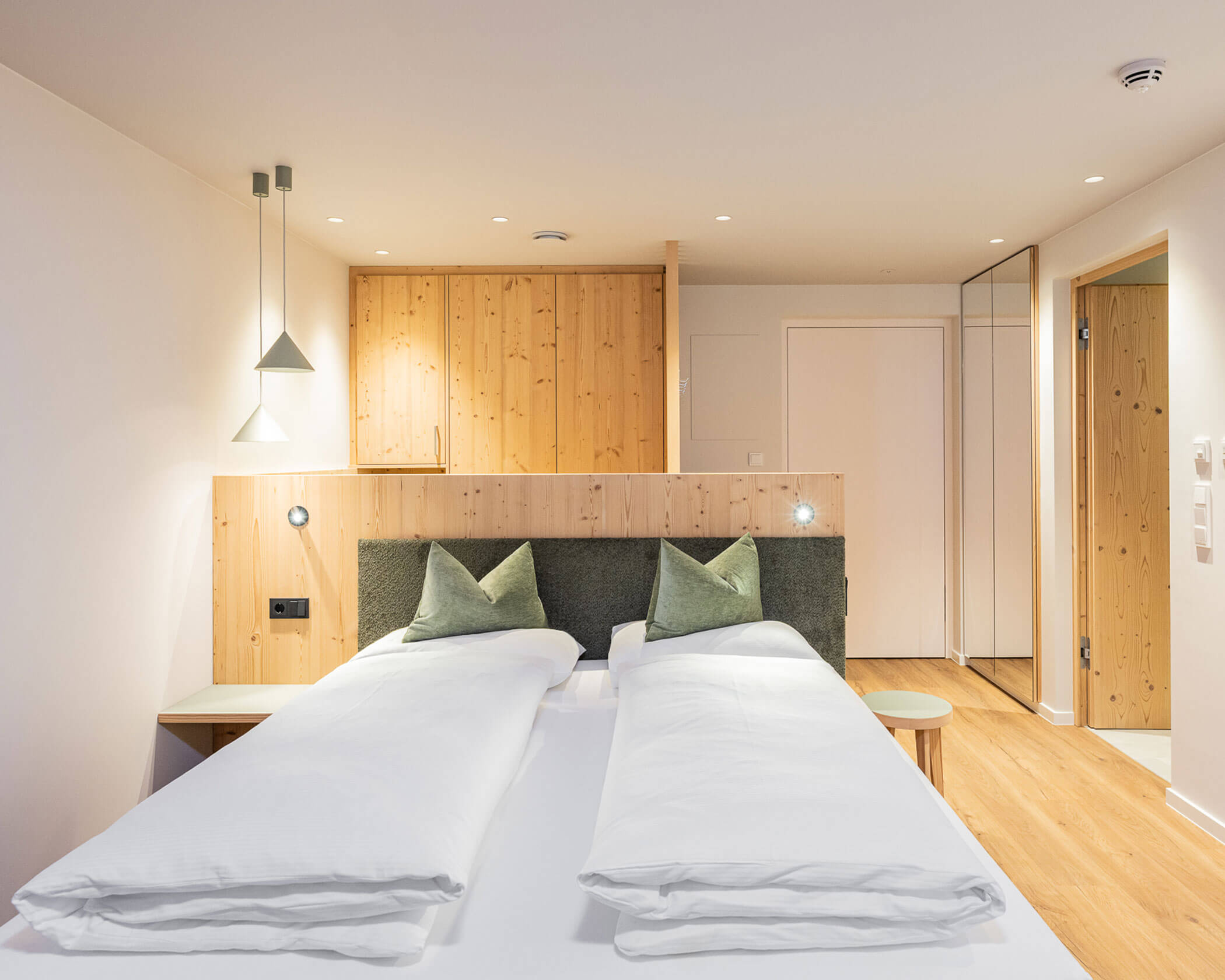 Letto matrimoniale con vista sulla porta d'ingresso nella suite Garden - Hotel Anewandter