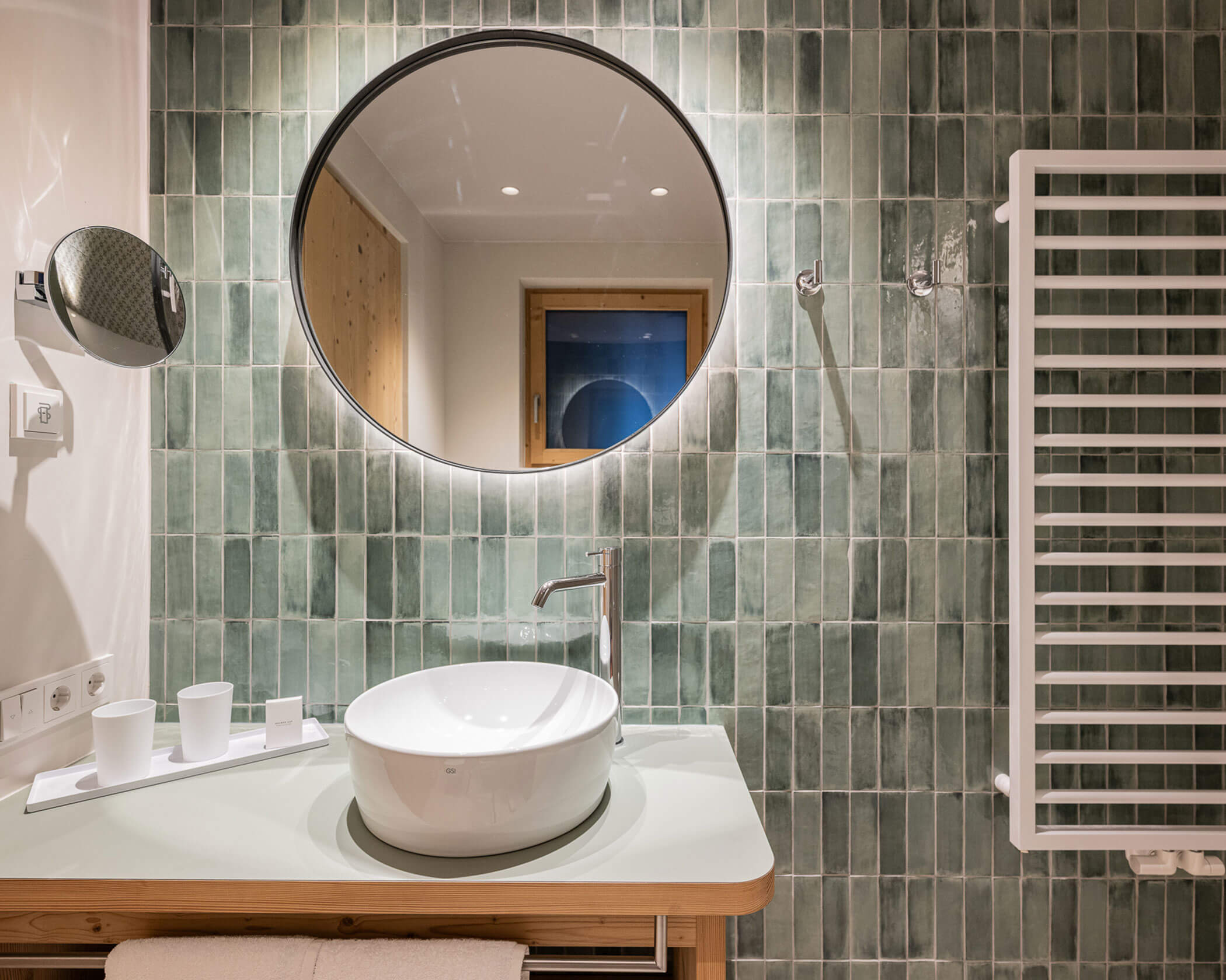 Bagno con specchio e lavandino nella suite Garden - Hotel Anewandter
