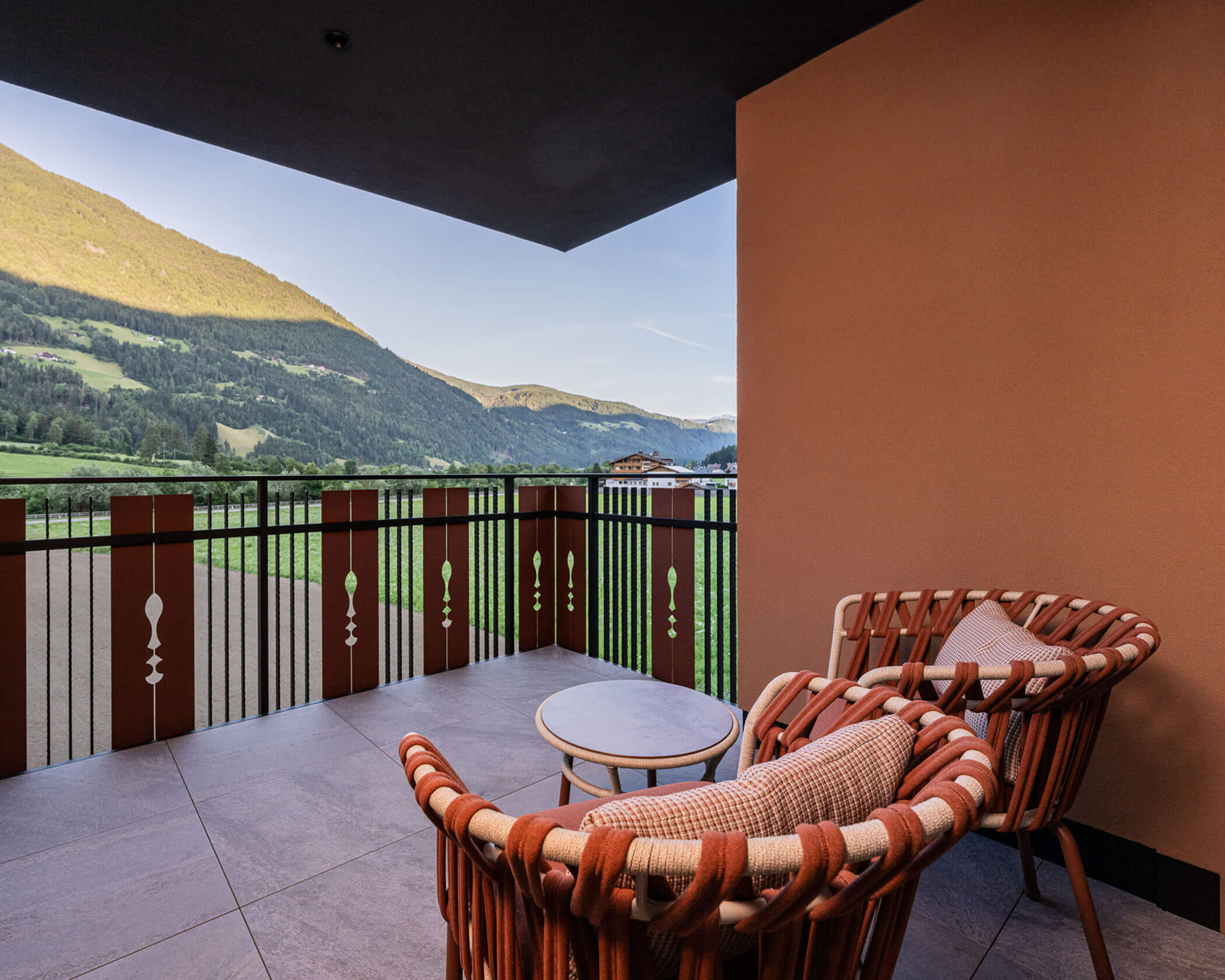 Balcone con due sedie e un tavolo nella suite Garden - Hotel Anewandter