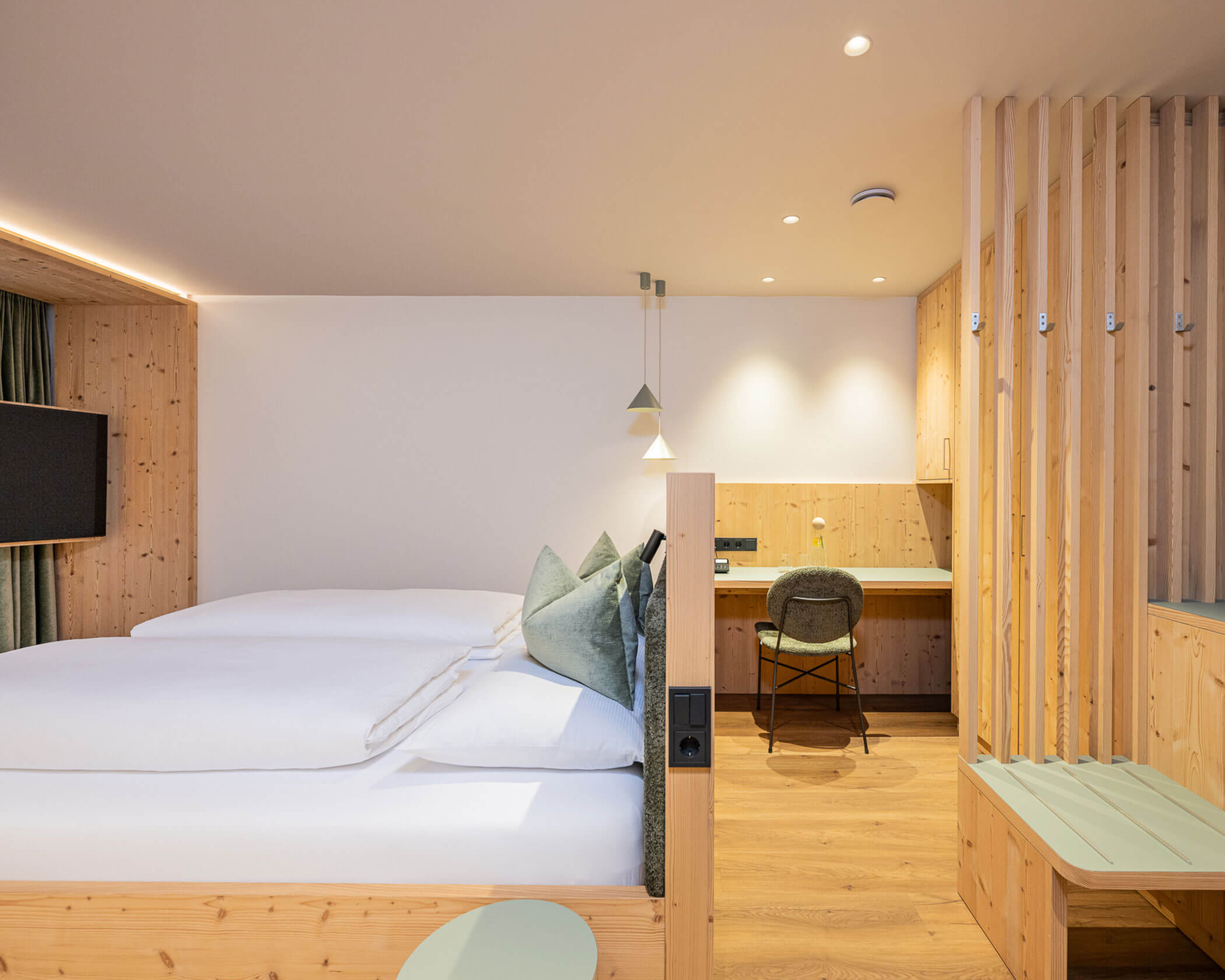 Letto matrimoniale con guardaroba dietro nella suite Garden - Hotel Anewandter