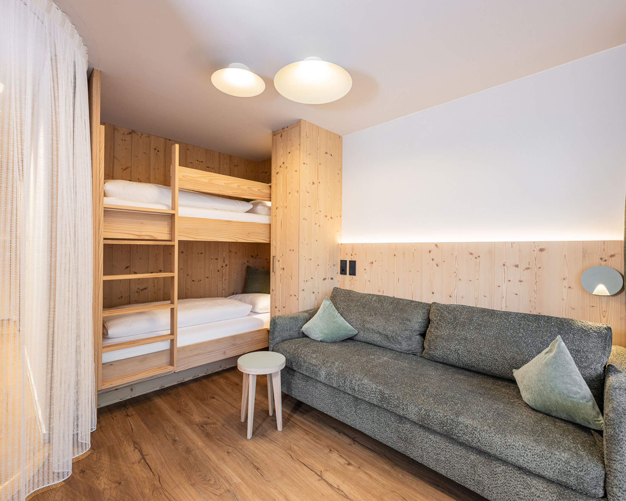 Letto a castello con divano accanto nella suite Garden - Hotel Anewandter