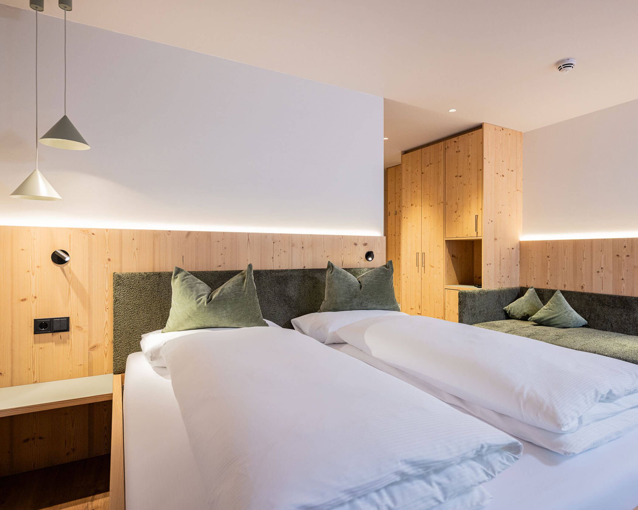 Letto matrimoniale con divano e armadio accanto nella camera doppia Garden Superior - Hotel Anewandter