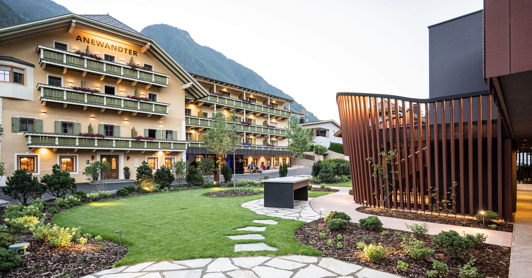 Das Hotel Anewandter mit dem neuen Gebäude des Wellnessbereichs