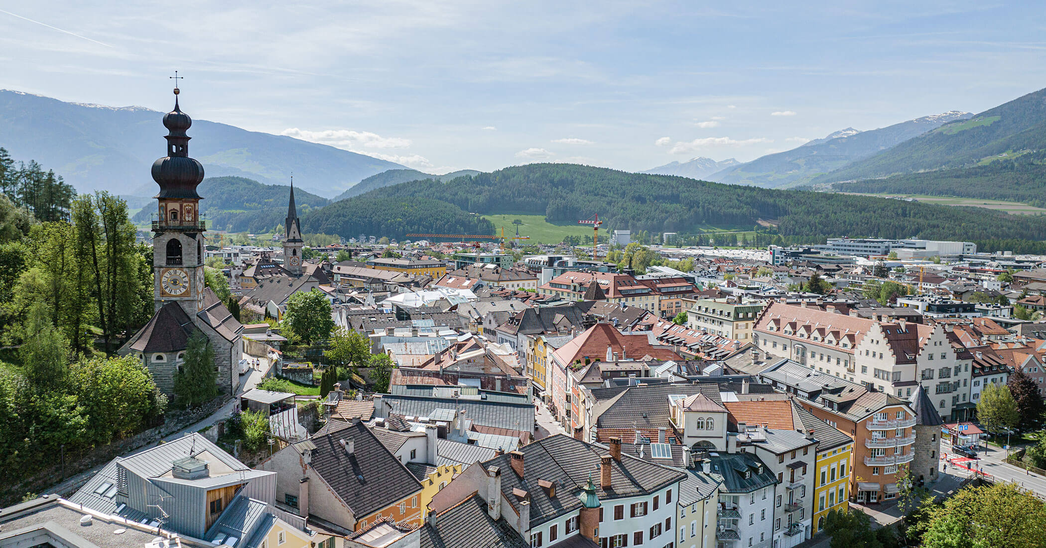 La città di Brunico vista dall'alto - Hotel Anewandter