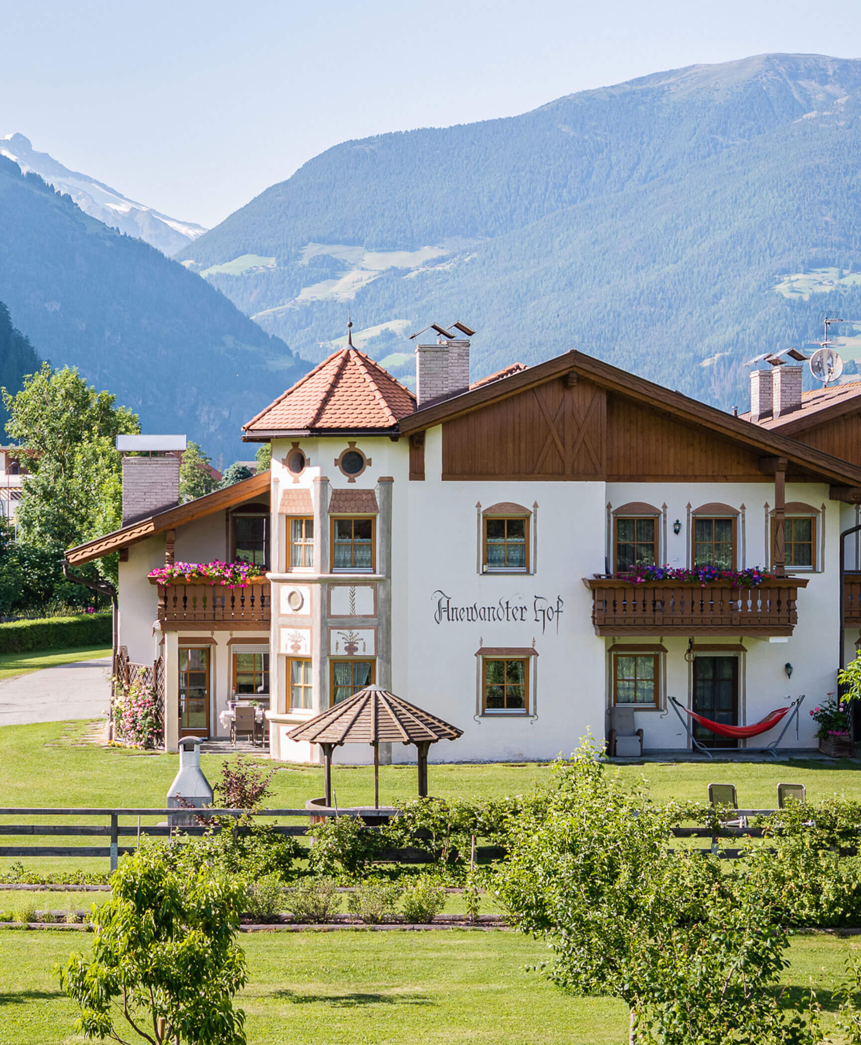 L'Anewandter Hof dall'esterno con ampio giardino - Hotel Anewandter