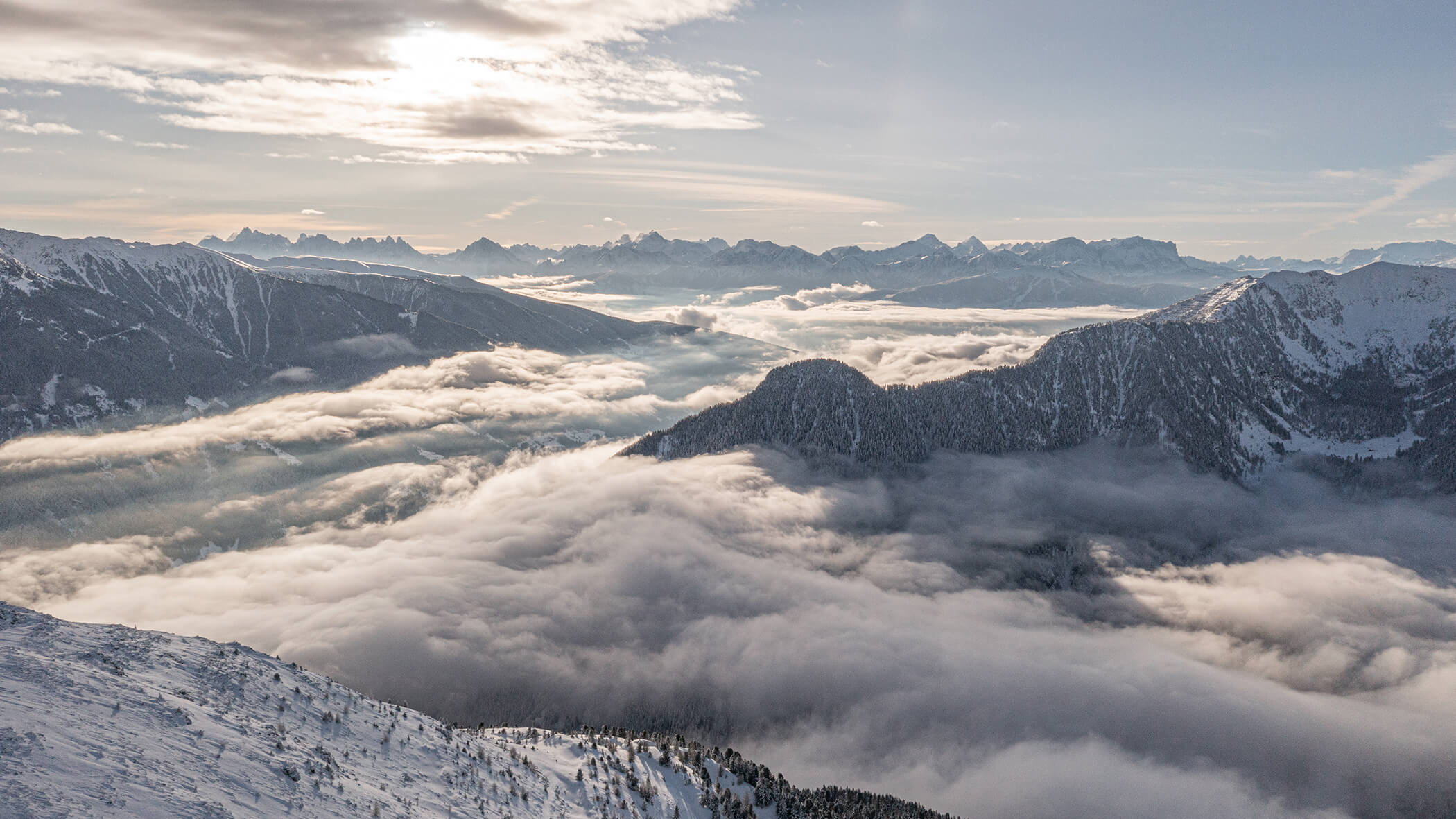 Die Südtiroler Berge mit Hochnebel im Winter - Hotel Anewandter