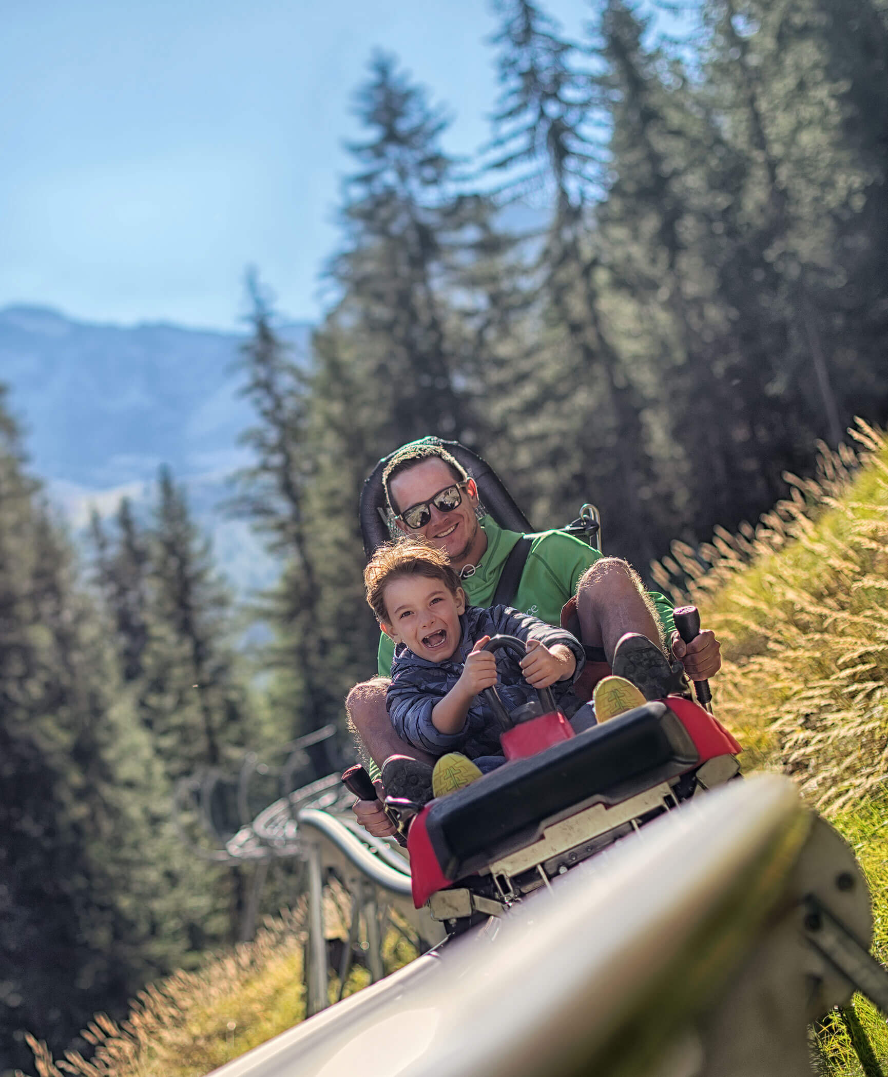 Un padre e suo figlio sulla pista da slittino estiva - Hotel Anewandter